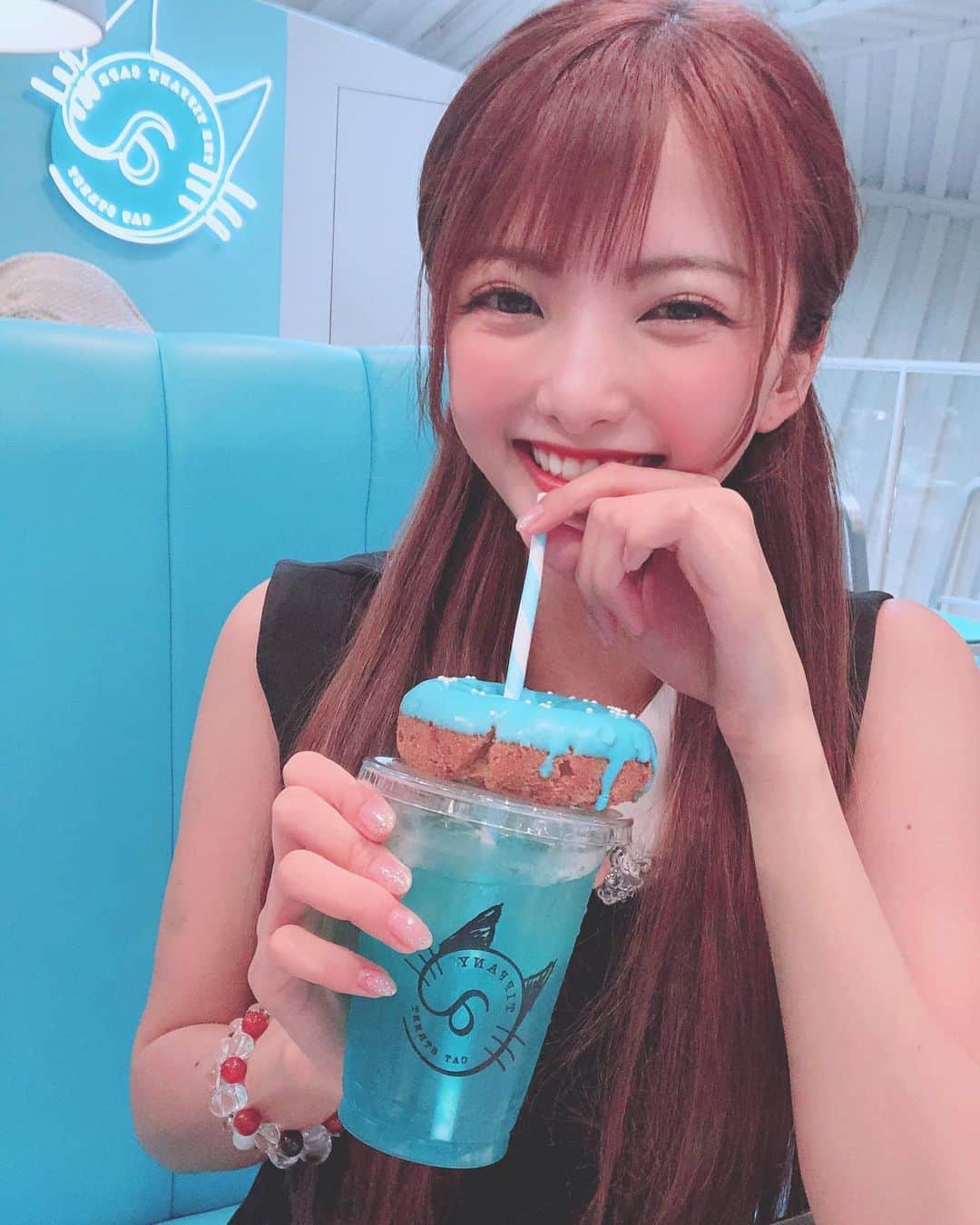 岡田栞奈のインスタグラム：「ソロもいっぱい載せちゃう📸💗  最近気づいたのは明日香といると 心から笑ってる写真が多いの😳 同期の同い年でポジションも初期からずーっと2人で一緒のとこやってたり、なんだかんだ縁がある✌🏻  心開いてる人と居るとやっぱり 表情も変わるんだなぁと、 写真フォルダみて感じました笑 #ティファニーカフェ #原宿 #tiffanycafe #harajuku #blue」
