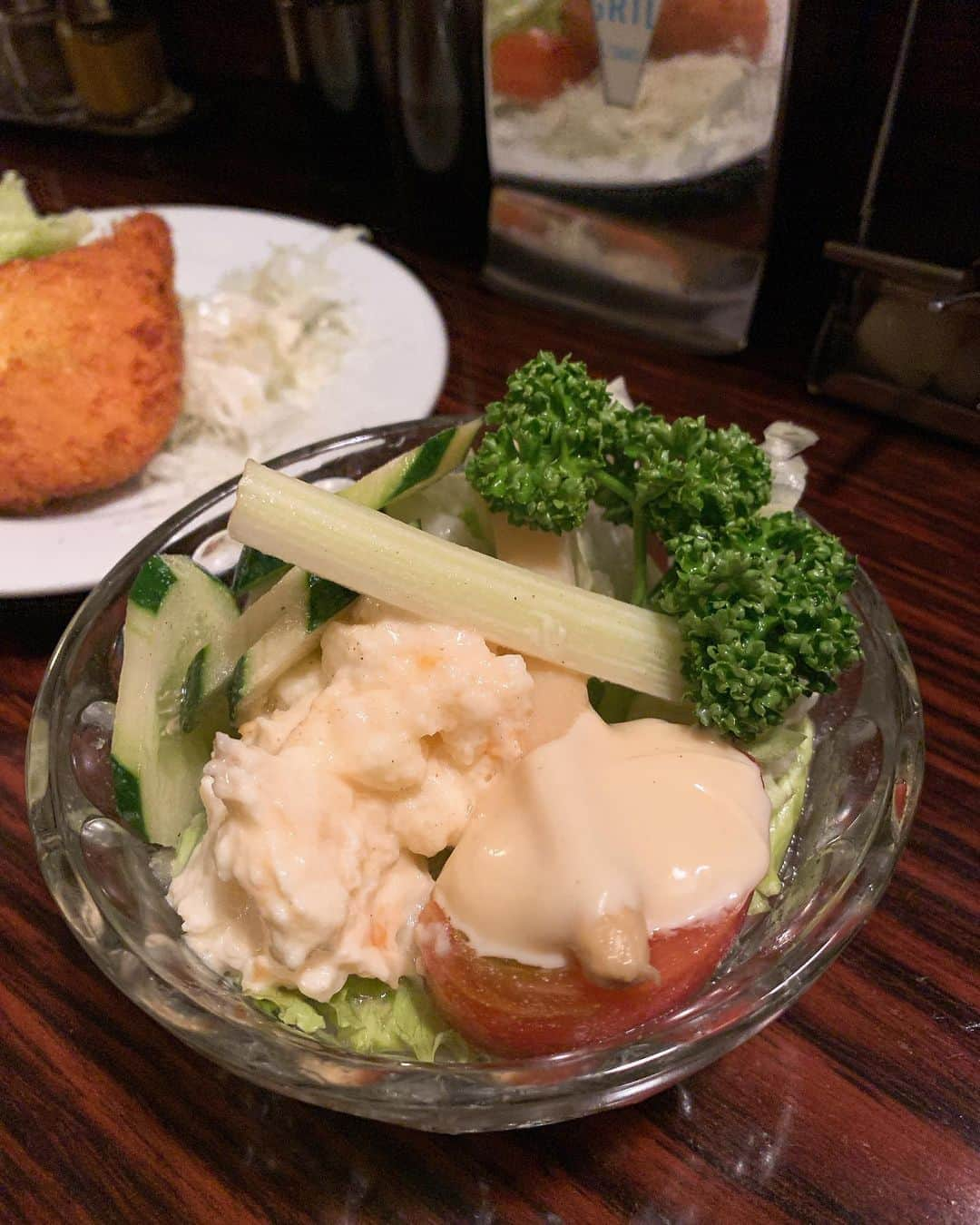 樫原伸彦さんのインスタグラム写真 - (樫原伸彦Instagram)「. 洋食屋さんのメニューとかけましてー  寄席のイントロとときます。  その心はー？  どちらも 囃し（ハヤシ）が欠かせません。  てなわけで、 五反田駅前のグリルエフさんで、 メニューに載っていないw ハヤシライス◎ ハーフで。  玉ねぎをトントントン。 マッシュルーム、牛肉と炒めて 漆黒のデミグラスソースが絡まります。 グリーンピースが投入されて完成。  創業は昭和25年。 三代目のシェフに継承された 名物ハヤシライスの味とコク。  福神漬けと共に食べるのが好き。 これは自分の完成形。  他に 牛乳の風味を活かした ポタージュ◎ グリーンサラダ カニコロッケ◎  え？ 今日も食べ過ぎ！？  たしカニ🦀 たしカニ🦀  #ダジャレ #レストラン #なぞかけ #洋食 #ハヤシライス #カニコロッケ #サラダ #ポタージュ #スープ #牛肉 #野菜 #食べ歩き #グルメ #五反田 #品川 #beef #soup #salad #vegetables #crochet #crab #foodie #yummy #delicious #gotanda #tokyo #japan」8月11日 21時46分 - nobustagrammy