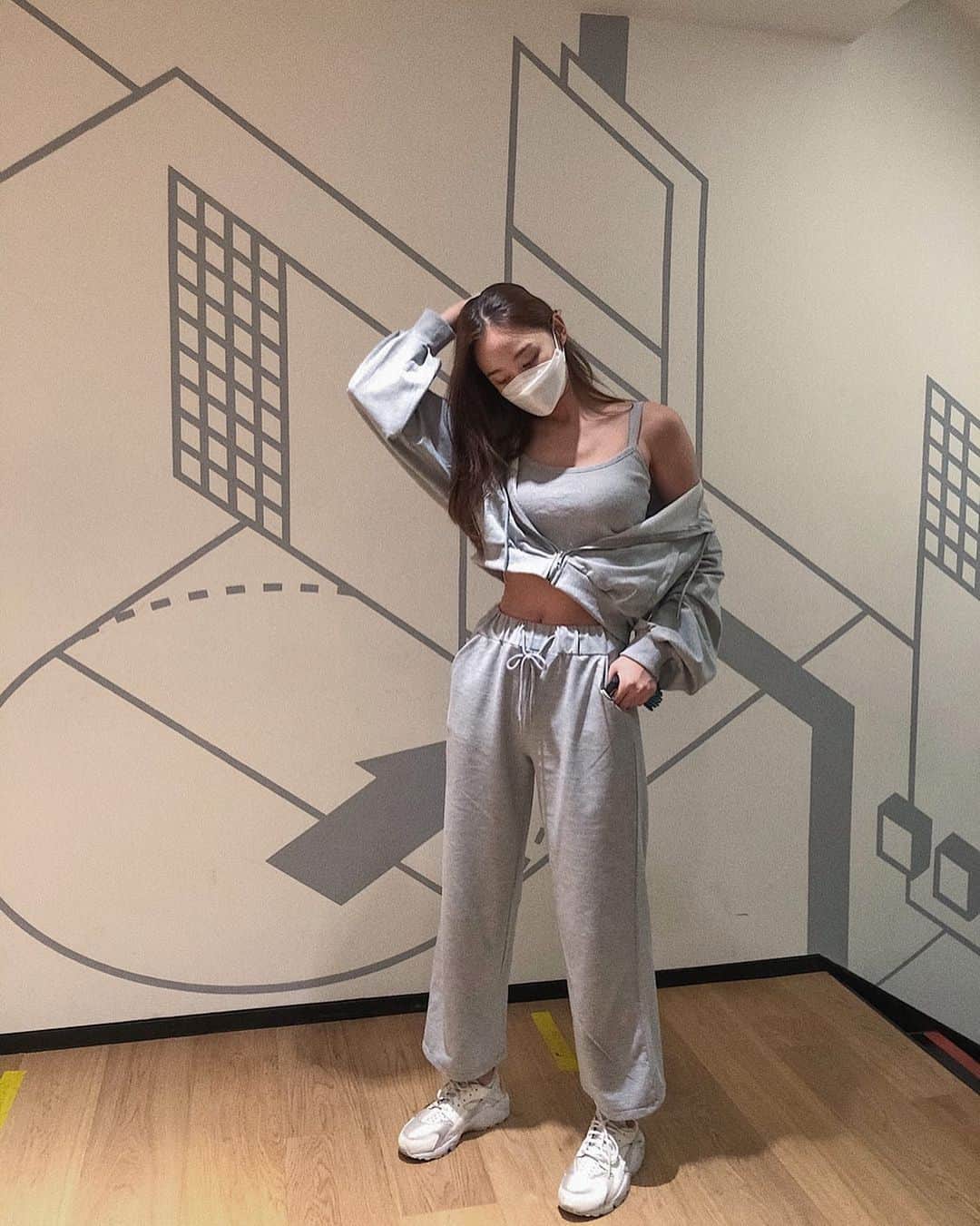 イユエリンのインスタグラム：「5cm만 작았으면 예쁜 핏인데..👖🏀」