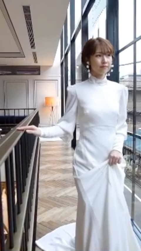 ウェディングソムリエ編集部のインスタグラム：「ウェディングソムリエTV✨  ドレスコーディネーターイチ押しの 新作インポートウェディングドレス12着を一挙大公開♡  花嫁による花嫁のための人気ドレスサロン巡り。  モデル着用画像だけでは掴みきれない、ウェディングドレスのリアルを、等身大の花嫁が着こなし、その魅力をレポートします！  完全版ムービーは▼からチェック❣️  https://youtu.be/7sTbIk7nVWQ」