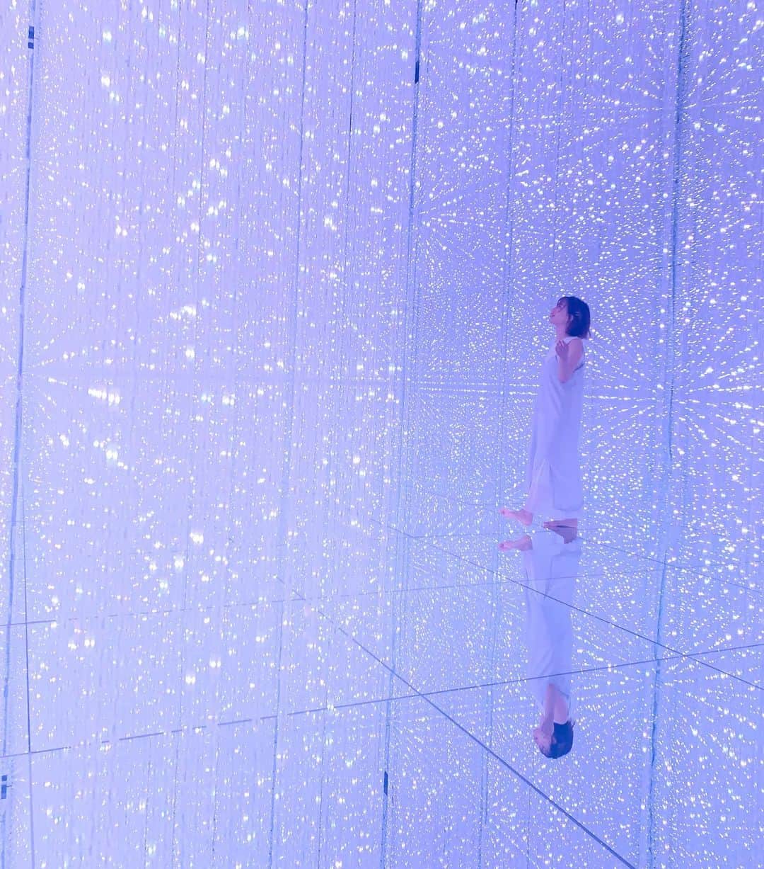 のインスタグラム：「人生初のチームラボ @teamlab.planets✨ 思った以上に楽しかった🙆‍♀️ 世界観が素敵過ぎるし、 水に入るとか新しい感覚！ . . . 写真めちゃ撮った〜😋 他の写真も見てね👉👉👉📸 人数制限してて安全だったよ🤤 . . . . . . #チームラボプラネッツ #チームラボ豊洲 #pr #トリドリベース#キラキラ#世界観#映えスポット #映え#光の森 #光」