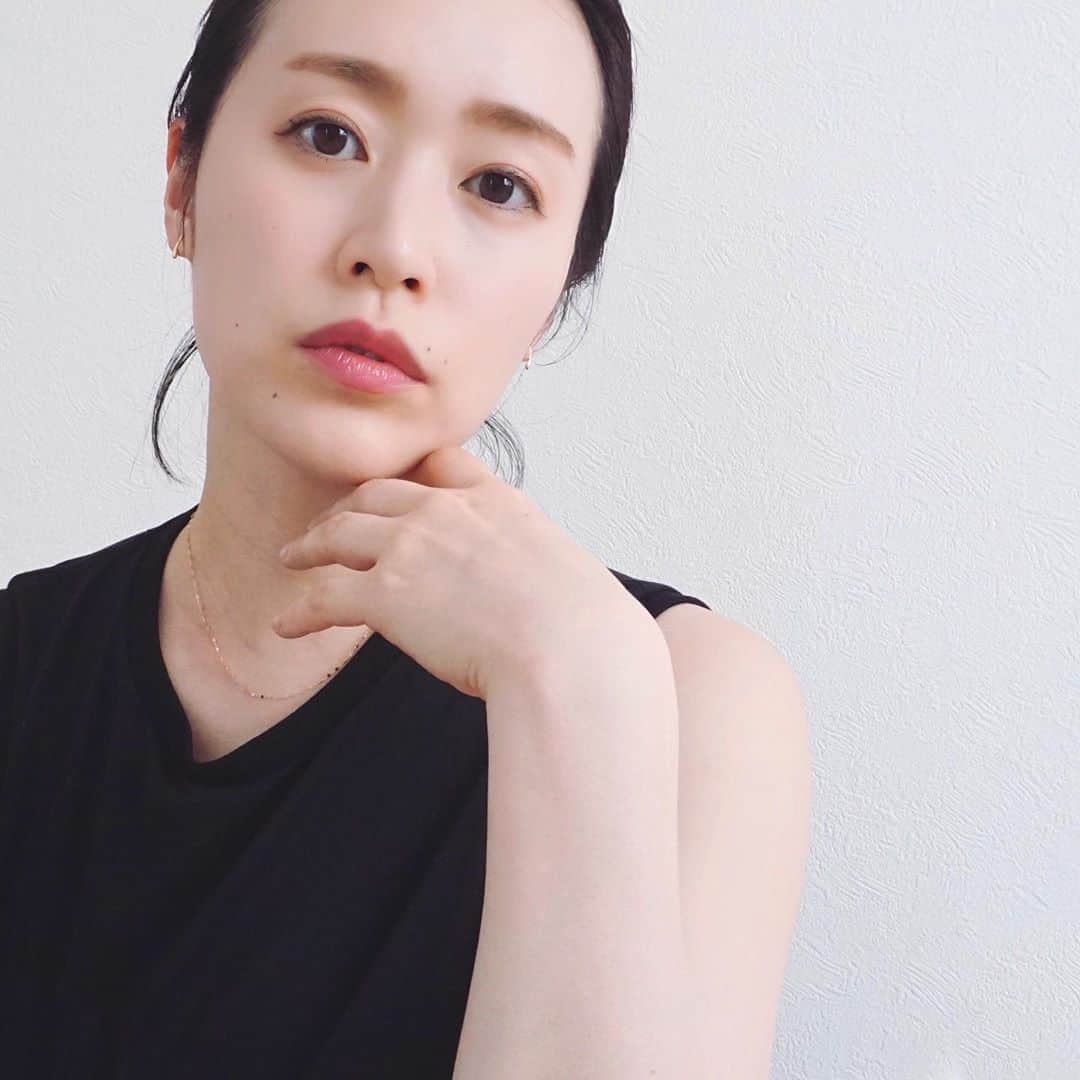 のインスタグラム：「ご質問いただいていたお気に入りのコスメ。﻿ (遅くなってすみません🙇🏻‍♀️)﻿ ﻿ アイシャドウ　#DAZZSHOP﻿ ハイライト　#CANMAKE﻿ ファンデーション　#POLA﻿ ﻿ アイシャドウはオレンジが目元を明るくしてくれて好き🍊﻿ ハイライトは艶感を出したい人にお勧め！私はパールホワイト。これがあるとないでは全然違う👏🏻﻿ ファンデーションはこの間お試しさせて頂いてすごく良かったのでリピート決定です🙋🏻‍♀️♡﻿ ﻿ ﻿ ブログに詳しく書きました。﻿ ﻿ ﻿ #メイク#コスメ#アイシャドウ#ハイライト#ファンデーション#カラーファンデーション#美容#乾燥肌#敏感肌」
