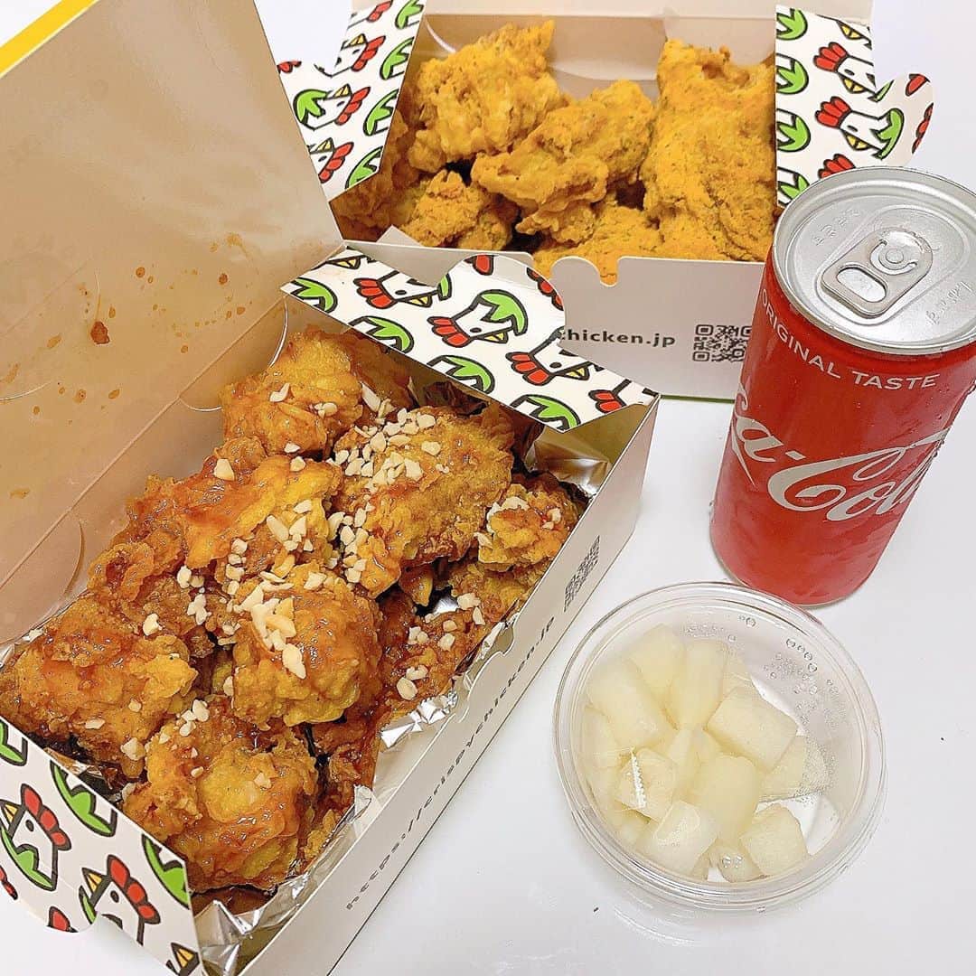 のインスタグラム：「. . 無性にチキンが食べたくなって @crispychicken_tomato  ここのチキンをテイクアウトしちゃった🐓 チーズパウダーがお気に入り☺︎💕 . #韓国チキン」