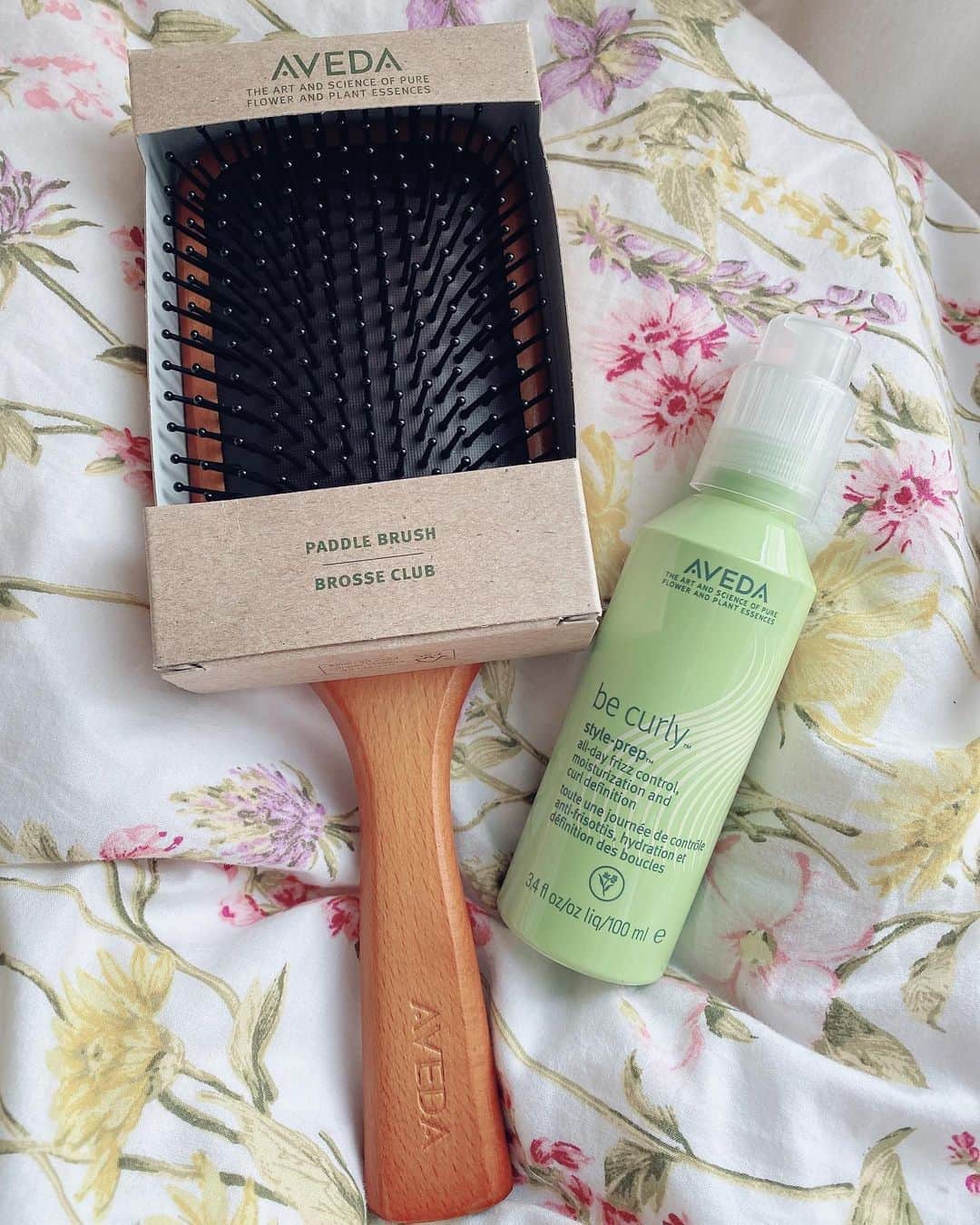 のインスタグラム：「. . . . 久しぶりにロングヘア目指してヘアケアも頑張っているみゅうみゅうです。 . この間美容師さんに、私の髪の毛はカラーで傷んでるのではなく、日々のヘアアイロンでの熱の痛みで髪質が硬くなってると教えて貰って。 . 良いシャンプーやトリートメントを毎日使うより、ヘアビューロンに変えて熱のダメージを減らした方が良いとの事で。 . ヘアアイロンとコテ変えたの⸜( ⌓̈ )⸝ . そして、ヘアブラシを頭皮マッサージしながら綺麗に乾かせる子をGETしました。 . そしてもう一つの悩み。 . 髪の毛巻いて、ハードスプレーでバッキバキにセットしてもすぐ巻きが取れちゃうのでそれも相談したら、巻く前に髪の毛につけると髪も潤うし、巻きもキープしてくれる洗い流さないトリートメントandスタイリングジェルをGETして無敵になりました⸜(๑⃙⃘'ᵕ'๑⃙⃘)⸝⋆* . . 髪の毛のダメージめっちゃ減った気がする。 むしろ、毎日髪の毛とぅるとぅるなの🥺✨ . 良いものをただあれこれ付けてても、意味なかったことを知りました。。 . 日々勉強。。 . . #ヘアケア #haircare  #ヘアブラシ #hairbrasil  #hairtreatment  #beauty」