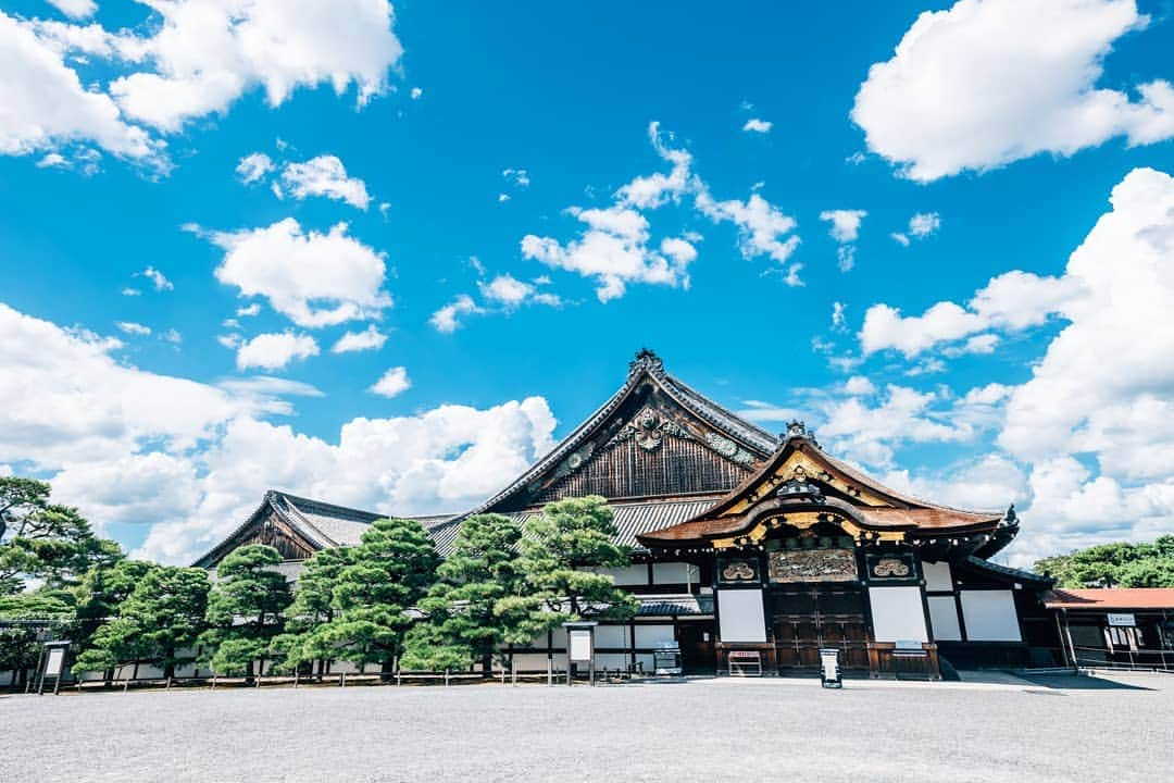 京都いいとこフォトさんのインスタグラム写真 - (京都いいとこフォトInstagram)「. 二条城 二の丸御殿 夏の雲と爽やかな青空。 . 猛暑日が続きますが、皆様お身体にお気をつけください。 . Nijojo Castle Ninomaru Palace Summer clouds and a refreshing blue sky. . Extremely hot days continue, but please be careful of yourself. .  . . Date : 2020.8.11 Location : @nijojocastle #二条城 #Nijojo Photo : @hino0117 .」8月11日 21時51分 - kyoto_iitoko