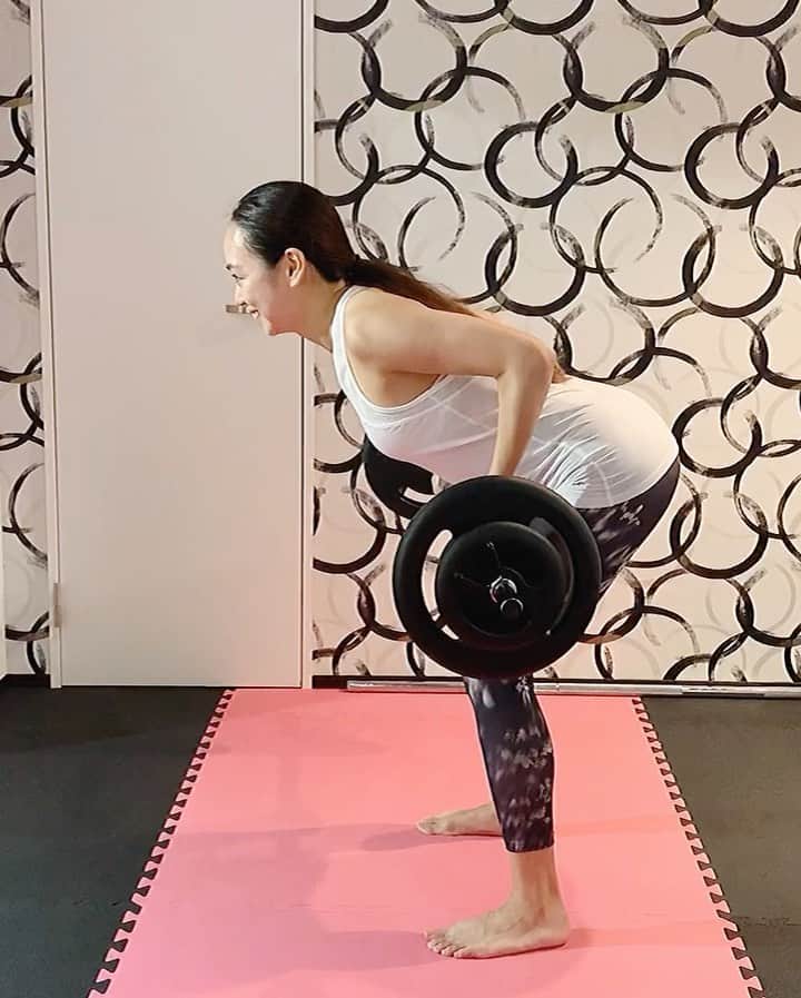 石田美奈子のインスタグラム：「ᴡᴏʀᴋᴏᴜᴛ💪 . 恵比寿のRunwayで#パーソナルトレーニング 3回目☺︎ → @fitness_space_runway . 60分で10種目‼︎✨ 全身バランス良く#トレーニング させてもらって、バランス良く筋肉痛になっています😂 載せた動画は背中のトレーニング☺︎✨ . 食事改善したら体重少しずつ落ちてる🖤 #ダイエット がんばります！🔥 . . 💪 → #minako_workout . . #workout #gym #training  #ワークアウト女子 #トレーニング女子 #シェイプアップ #筋トレ女子 #ダイエット #恵比寿ジム #恵比寿パーソナルトレーニング #トレーニング動画」