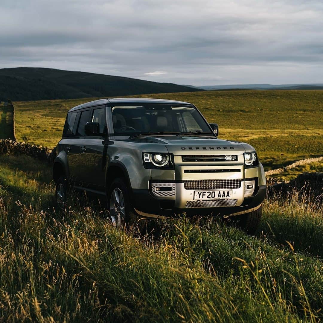 Land Roverさんのインスタグラム写真 - (Land RoverInstagram)「Go explore, your way. Configurable Terrain Response technology in the New #DEFENDER lets you personalise off-road performance to suit any adventure.  @sierrawhiskybravo #TeamDefender #NewDefender #LandRoverDefender #4x4  #AdventureCalling #yorkshire」8月11日 20時22分 - landrover