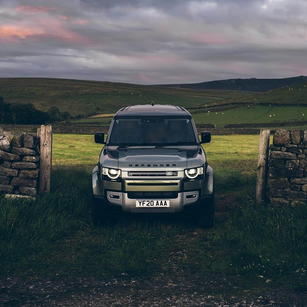 Land Roverさんのインスタグラム写真 - (Land RoverInstagram)「Go explore, your way. Configurable Terrain Response technology in the New #DEFENDER lets you personalise off-road performance to suit any adventure.  @sierrawhiskybravo #TeamDefender #NewDefender #LandRoverDefender #4x4  #AdventureCalling #yorkshire」8月11日 20時22分 - landrover