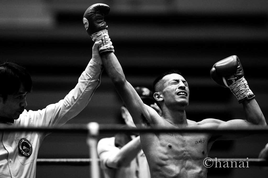 Yasunari Hanaiのインスタグラム：「ボクシング 勝者  #刈谷 #ボクシング #モノクロ #スポーツ写真 #スポーツ  #canon  #canon_photos #sportsphotographer  #sports  #1dxmark2  #タクミスポーツフォト #takumisportsphoto」