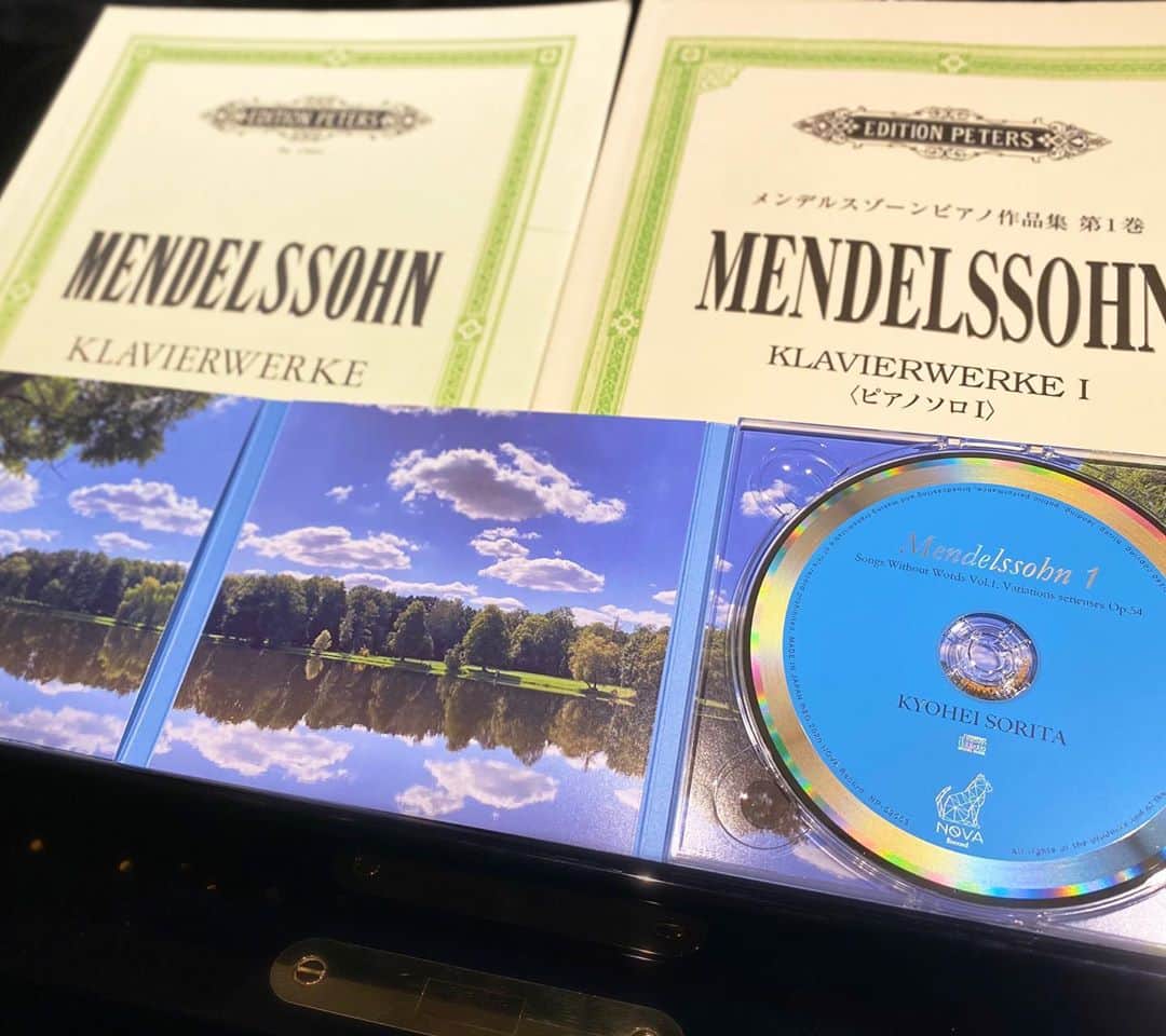 反田恭平さんのインスタグラム写真 - (反田恭平Instagram)「【Breaking News‼︎】 New Album “Mendelssohn Vol.1 / Songs Without Words Op.19, 30, 38 & Variations sérieuses Op.54” - will be released by my own label NOVA Record !! Yeahhhh!!!! * I took this CD jackets 📸  Год назад я основал свою звукозаписывающую компанию, до сегодняшнего дня мы продали всего 11СД (разные исполнители). И наконец-то я могу выпустить и продавать свой сольный альбом «Ф.Мендельсон≫. 💪  明日からソロ・リサイタルツアーが始まりますが、と同時に自社レーベルから12枚めにして初のソロ・アルバムをnetリリースします！！ ツアー会場でのプログラムに、撮るだけで簡単にCDの予約が出来るQRコードを記載しておりますので、ぜひ携帯をかざしてみて下さい。 店頭だったり、ストリーミング配信はまた後日の予定ですので、是非…！ あ、今回のジャケ写は自分で撮りました(iphone)🤳 #piano #pianist #cd #new  #album #sea #cdjacket  #novarecord #mendelssohn  #songswithoutwords #japan #kyoheisorita  #сд #пиано #мендельсон #пианист #япония #море  #небо #японец #токио  #メンデルスゾーン #無言歌集 #全曲シリーズ #ピアノ #ピアニスト #青空 #写真 #shotoniphone  #反田恭平」8月11日 20時35分 - kyoheisorita
