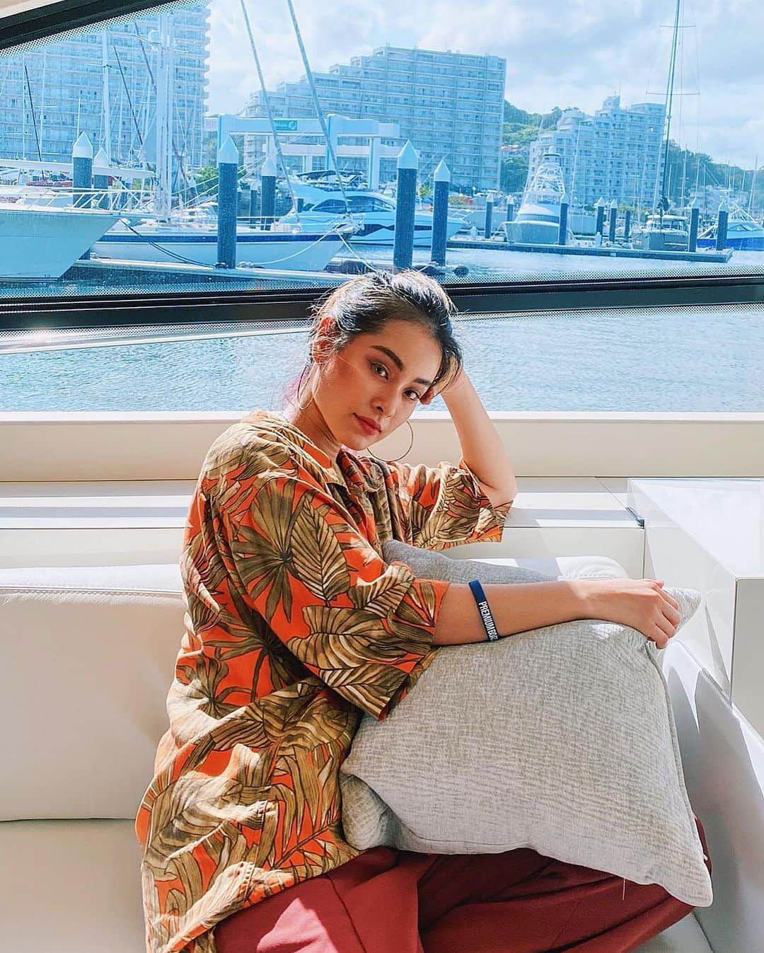 のインスタグラム：「この日は初めてのクルーザー見学⛵️ 海を眺める事もできて気分リフレーッシュ！！が、出来た日だった☺️ぐるぐる忙しい中だったから自然に少しでも触れて癒されましたとさっ😂 ・ てかクルーザーってまじすげーw #instagood#instadaily#summer#yacht#⛵️」