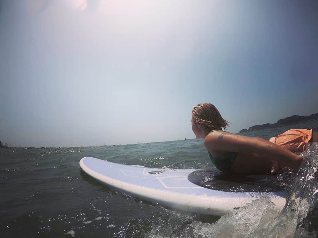 Nazukiのインスタグラム：「🏄‍♀️ 𝕊𝕦𝕣𝕗𝕚𝕟𝕘 🏄‍♀️  昨年から始めたサーフィン🏄‍♀️ 今年、やっとできた👏🏻🤟🏻  全然初心者だけど、ほんと楽しい✨✨ 気持ち〜✌️ 海大好きだわ🌴💕  #summer #surf #surfing  #beach #sea #サーフィン #サーフ #surfgirl」