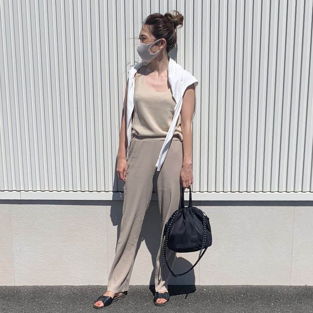 ryuu79hinaのインスタグラム：「#ootd 🤍 ・ ・ 今日の暑さやばかったね…🥵 暑い時はリブパンツが楽チンでよく履いちゃうなぁ！ このリブパンツ好きすぎて3色買いしちゃった❤️ ・ ・ 今日はひっさしぶりに採血したよ💉 鼻からカメラ入れてのどもみてもらったけどあれもなかなか辛かった。 終わった後、おえってなっちゃったしね😅 体調がまだバラつきがあってもぅやんなっちゃう💦 若ーーい健康な体が欲しいww😂 ・ ・ 最近ベージュ率が高いな私🤎 因みにこれで病院行きました🙈 一応カーディガン肩掛けして少し気使ってる風🤣 ・ ・ マスクはもぅファッションの一部よね✨ コーデに合わせて今日はホワイト🤍 ・ ・ ━━━━━━━━━━━━━━━ #ootd_kob#mineby3mootd#ロカリ#コーデ記録#instagood#ママコーデ#夏コーデ#ワントーンコーデ#ベージュコーデ#シンプルコーデ#大人カジュアル#コーデ#ファッション#プチプラコーデ#코디#옷#패션스타그램#옷스타그램#코디스타그램#좋아요#좋아요환영#인스타그램#일상#일상스타그램#데일리그램」