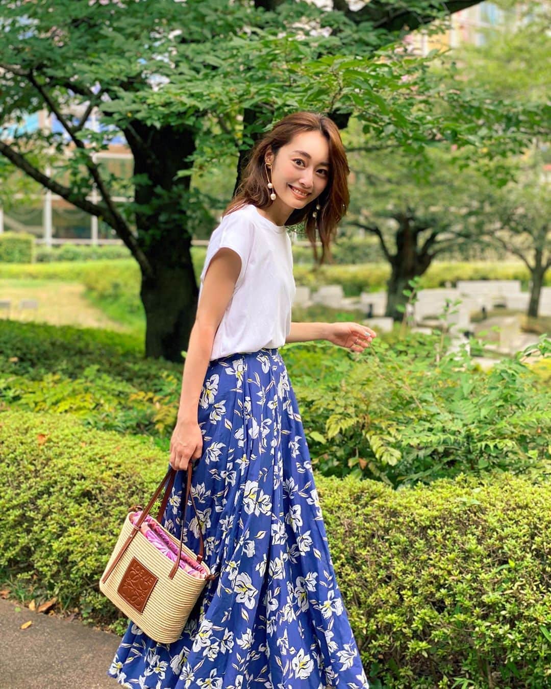 小祝麻里亜のインスタグラム：「もうスカートやワンピース以外の選択が出来ないくらい、暑い〜😵☀️みなさん水分たくさん取りましょうね💦  本当に暑かった☀️☀️☀️  📸by iPhone11proポートレートモード  ． ． tops． @unitedarrows_women_store skirt． @mariha_official × @tomorrowland_marunouchi  bag． @loewe  ． ． ．＿＿＿＿＿＿＿＿ #outfit #coordinate #look #instafashion #셀스타그램 #얼스타그램 #코디 #스타일링 #데일리 #데일리룩 #오오티디」