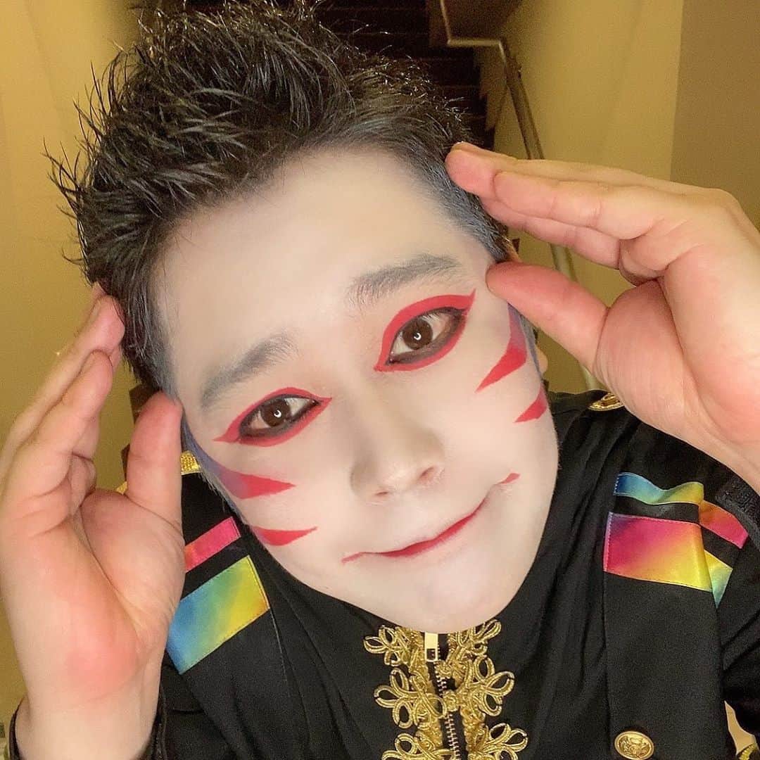 たっしーのインスタグラム：「この暑さどうにかならん？🔥 ＊ #モノクローン #虹色担当 #たっしー #アイドル」