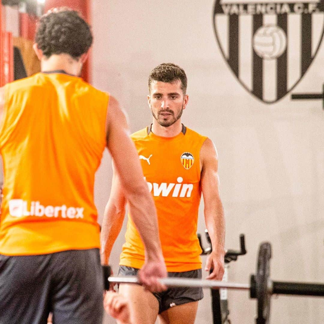 バレンシアCFさんのインスタグラム写真 - (バレンシアCFInstagram)「🏋🏻 First workout for Valencia CF at Ciudad Deportiva   💪🏼 Los jugadores realizan trabajo de fuerza en el gimnasio de la Ciutat Esportiva   👉🏼 Ejercicios muy controlados dentro de los protocolos de @laliga y del propio Club」8月11日 20時42分 - valenciacf