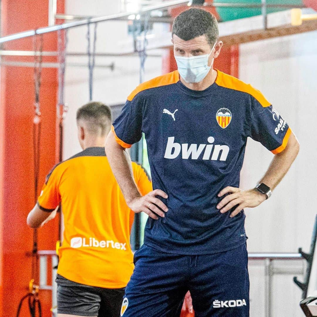 バレンシアCFさんのインスタグラム写真 - (バレンシアCFInstagram)「🏋🏻 First workout for Valencia CF at Ciudad Deportiva   💪🏼 Los jugadores realizan trabajo de fuerza en el gimnasio de la Ciutat Esportiva   👉🏼 Ejercicios muy controlados dentro de los protocolos de @laliga y del propio Club」8月11日 20時42分 - valenciacf