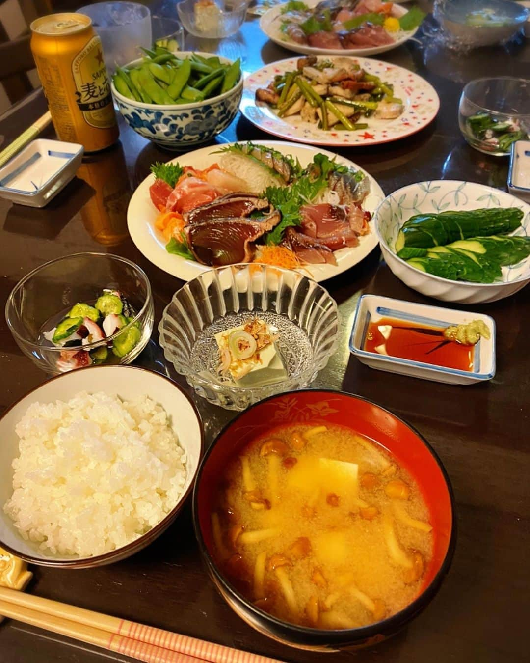 鈴木奈々さんのインスタグラム写真 - (鈴木奈々Instagram)「旦那さんの実家ご飯です♡ この間、旦那さんの実家に遊びに行きました🥰 #旦那さんの実家でご飯 #お刺身の盛り合わせ #ニンニクの芽炒め  #きゅうりのぬか漬け  #たこときゅうりの酢の物 #なめこと豆腐のお味噌汁  #枝豆豆腐 #枝豆 #ご飯おかわりしちゃった😋 #ごちそうさまでした🙏」8月11日 20時42分 - nana_suzuki79