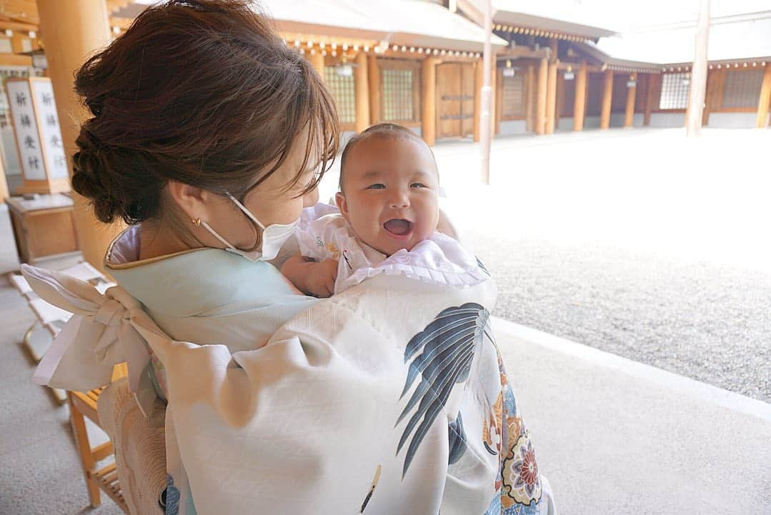 武田奈也さんのインスタグラム写真 - (武田奈也Instagram)「. #お宮参り 先日行ってきました👶❤️ . お天気も良くて 過ごしやすかったです🌈 . 写真は 暑くてお着物脱いじゃいました🐶 よだれ掛けだけがフリルみたい🍼 . 私は久しぶりのお着物 嬉しかったな🥰 . 帰りの車はぐっすり😴 お疲れ様🤍 .  . #baby #babyboy #3month #男の子ベビー #男の子ママ #令和ベビー」8月11日 20時42分 - nana___takeda