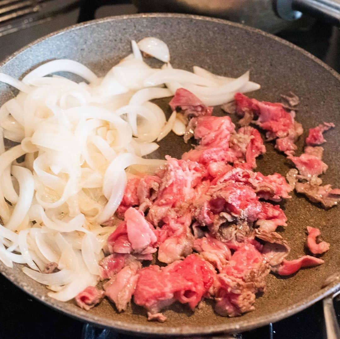 Iguchi Takuto... おうちごはんおじさんさんのインスタグラム写真 - (Iguchi Takuto... おうちごはんおじさんInstagram)「🍳Today’s kitchen(📝レシピあり)﻿ •あつひやが美味い！韓国風すき焼き素麺🇰🇷🍖﻿ 激ウマご馳走素麺が誕生しました。﻿ この夏1度は試していただきたい、そんなレシピです😚﻿ 調理工程はスワイプでどうぞ！ ストーリーズには動画載せますー🎥 ﻿ 素麺は普段麺つゆで食べることが多いのですが、﻿ たまにはアレンジして食べたくなりますよね🙆‍♂️﻿ 甘辛く味付けをしたあったかいすき焼きと、﻿ 韓国風の味付けをした冷たい素麺、﻿ そこに濃厚な卵黄が絡みついて、﻿ とっても満足度の高い料理になります😌﻿ ﻿ 📝韓国風すき焼き素麺のレシピ﻿ ﻿ 🍖材料（2人前）﻿ ・素麺……270g﻿ ・玉ねぎ……1/2個﻿ ・牛肉切り落とし……100g﻿ ・卵黄……2個﻿ ・青ネギ……適量﻿ ・サラダ油……小さじ2﻿ A 焼肉のたれ……大さじ2杯﻿ A ごま油……大さじ1杯﻿ A コチュジャン……大さじ1と1/2杯﻿ A 酢……大さじ1杯﻿ B 醤油……大さじ1と1/2杯﻿ B 砂糖……小さじ1杯﻿ B みりん……大さじ1杯﻿ B 水……100ml﻿ ﻿ 🔪下準備﻿ 玉ねぎと牛肉を食べやすい大きさにカットしておく。﻿ ボウルでAの調味料を合わせておく。﻿ ﻿ 🍳作り方﻿ 1. 玉ねぎと牛肉を炒める﻿ フライパンにサラダ油をひき、中火で玉ねぎを炒める。玉ねぎがしんなりしたら牛肉を入れ、火が通るまで炒める。﻿ 2. Bの調味料を加える﻿ Bの調味料を入れ、5分ほど煮る﻿ 3. 素麺をゆでる﻿ 素麺をゆで、水でしめる。﻿ 4. 素麺と調味料を合わせる﻿ 素麺の水気をしっかりときって、ボウルの調味料と和える。﻿ 5. 盛り付け﻿ 器に素麺を盛り、2のすき焼きをのせ、卵黄をトッピング、﻿ 青ネギを散らして完成﻿ ﻿ ❣️最後に、味変アレンジ！﻿ 途中でラー油をかけて食べると味変になっておすすめです！﻿ ﻿ 是非お試しくださいね🙆‍♂️﻿ ﻿ 美味しいで日本を元気に꒰⍨꒱.+*﻿ ﻿ ━…━…━…━…━…━…━…━…━…━﻿ ﻿ ▼.YouTube始めました🍳﻿ 【らくうまチャンネル】と検索して下さい。﻿ 簡単×美味しい料理はもちろん、﻿ <食をエンターテイメントに💐>をテーマに、﻿ 楽しいコンテンツをたくさん投稿していきます！﻿ 是非チャンネル登録お願いします🙇‍♂️﻿ https://www.youtube.com/channel/UCU8N32A-DZ4aGMH1YZ06gYA﻿ ﻿ ▼.料理教室主宰しています🍳(..開講祝1年💐)﻿ Foodies Labo(@foodies_labo)﻿ 簡単×美味しいに拘り、都内で料理教室を開催しています。﻿ 料理初心者•初参加の方•お友達との参加も大歓迎🙆‍♂️🙆‍♀️﻿ まずは気軽にフォローして下さい！﻿ ﻿ ▼.デリバリー専門のレストランを始めました🍴 ﻿ Foodies Tokyo(@foodies_tokyo)﻿ 不定期での営業となりますが、﻿ Uber Eatsに出店しています！﻿ イベントなども都度行っていますので、﻿ 詳しくは、公式アカウントをご覧下さい！﻿ ﻿ ▼.ストーリーズのハイライトをまとめました🎥﻿ 過去にストーリーズで配信した、イベントの様子や、﻿ 企業さまとのお仕事、日々の料理のシーン、﻿ 自身の掲載記事など、アイコン毎にまとめています。﻿ ご興味ある方はご覧下さい！﻿ ﻿ ━…━…━…━…━…━…━…━…━…━﻿ #らくうま飯#らくうま料理#らくうま料理家#らくうま料理研究家#料理家#料理研究家#フードスタイリスト#井口タクト#おうちごはん#おうちごはんおじさん#料理男子#家庭料理#簡単料理#時短料理#簡単ごはん#料理記録#飯テロ#マカロニメイト#料理好きな人と繋がりたい#Foodstylist#ouchigohan_ojisan#IGersJP#japanesefood﻿ #らくうまレシピ#おうちごはんおじさんのレシピ #時短レシピ #簡単レシピ #レシピ#素麺 #素麺アレンジ」8月11日 20時51分 - ouchigohan_ojisan