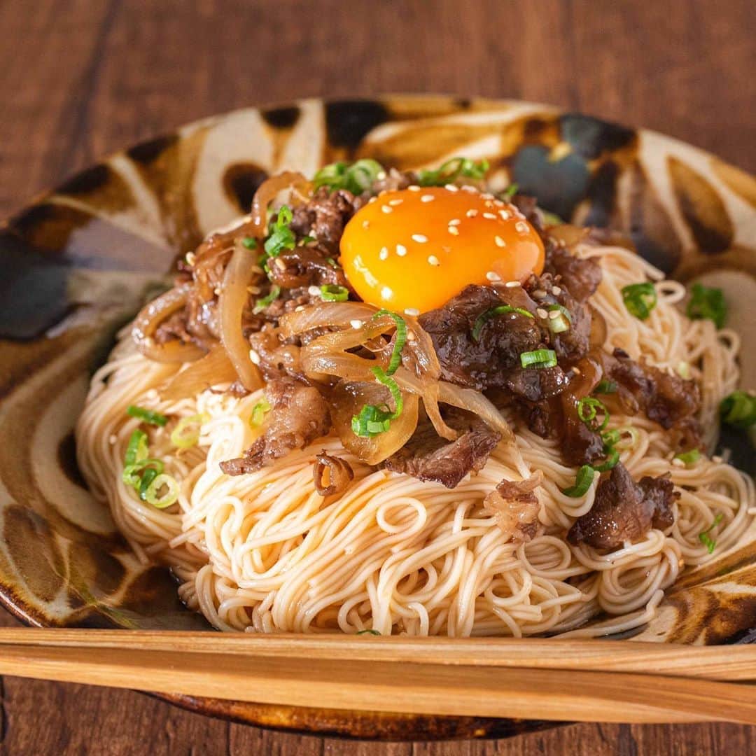 Iguchi Takuto... おうちごはんおじさんさんのインスタグラム写真 - (Iguchi Takuto... おうちごはんおじさんInstagram)「🍳Today’s kitchen(📝レシピあり)﻿ •あつひやが美味い！韓国風すき焼き素麺🇰🇷🍖﻿ 激ウマご馳走素麺が誕生しました。﻿ この夏1度は試していただきたい、そんなレシピです😚﻿ 調理工程はスワイプでどうぞ！ ストーリーズには動画載せますー🎥 ﻿ 素麺は普段麺つゆで食べることが多いのですが、﻿ たまにはアレンジして食べたくなりますよね🙆‍♂️﻿ 甘辛く味付けをしたあったかいすき焼きと、﻿ 韓国風の味付けをした冷たい素麺、﻿ そこに濃厚な卵黄が絡みついて、﻿ とっても満足度の高い料理になります😌﻿ ﻿ 📝韓国風すき焼き素麺のレシピ﻿ ﻿ 🍖材料（2人前）﻿ ・素麺……270g﻿ ・玉ねぎ……1/2個﻿ ・牛肉切り落とし……100g﻿ ・卵黄……2個﻿ ・青ネギ……適量﻿ ・サラダ油……小さじ2﻿ A 焼肉のたれ……大さじ2杯﻿ A ごま油……大さじ1杯﻿ A コチュジャン……大さじ1と1/2杯﻿ A 酢……大さじ1杯﻿ B 醤油……大さじ1と1/2杯﻿ B 砂糖……小さじ1杯﻿ B みりん……大さじ1杯﻿ B 水……100ml﻿ ﻿ 🔪下準備﻿ 玉ねぎと牛肉を食べやすい大きさにカットしておく。﻿ ボウルでAの調味料を合わせておく。﻿ ﻿ 🍳作り方﻿ 1. 玉ねぎと牛肉を炒める﻿ フライパンにサラダ油をひき、中火で玉ねぎを炒める。玉ねぎがしんなりしたら牛肉を入れ、火が通るまで炒める。﻿ 2. Bの調味料を加える﻿ Bの調味料を入れ、5分ほど煮る﻿ 3. 素麺をゆでる﻿ 素麺をゆで、水でしめる。﻿ 4. 素麺と調味料を合わせる﻿ 素麺の水気をしっかりときって、ボウルの調味料と和える。﻿ 5. 盛り付け﻿ 器に素麺を盛り、2のすき焼きをのせ、卵黄をトッピング、﻿ 青ネギを散らして完成﻿ ﻿ ❣️最後に、味変アレンジ！﻿ 途中でラー油をかけて食べると味変になっておすすめです！﻿ ﻿ 是非お試しくださいね🙆‍♂️﻿ ﻿ 美味しいで日本を元気に꒰⍨꒱.+*﻿ ﻿ ━…━…━…━…━…━…━…━…━…━﻿ ﻿ ▼.YouTube始めました🍳﻿ 【らくうまチャンネル】と検索して下さい。﻿ 簡単×美味しい料理はもちろん、﻿ <食をエンターテイメントに💐>をテーマに、﻿ 楽しいコンテンツをたくさん投稿していきます！﻿ 是非チャンネル登録お願いします🙇‍♂️﻿ https://www.youtube.com/channel/UCU8N32A-DZ4aGMH1YZ06gYA﻿ ﻿ ▼.料理教室主宰しています🍳(..開講祝1年💐)﻿ Foodies Labo(@foodies_labo)﻿ 簡単×美味しいに拘り、都内で料理教室を開催しています。﻿ 料理初心者•初参加の方•お友達との参加も大歓迎🙆‍♂️🙆‍♀️﻿ まずは気軽にフォローして下さい！﻿ ﻿ ▼.デリバリー専門のレストランを始めました🍴 ﻿ Foodies Tokyo(@foodies_tokyo)﻿ 不定期での営業となりますが、﻿ Uber Eatsに出店しています！﻿ イベントなども都度行っていますので、﻿ 詳しくは、公式アカウントをご覧下さい！﻿ ﻿ ▼.ストーリーズのハイライトをまとめました🎥﻿ 過去にストーリーズで配信した、イベントの様子や、﻿ 企業さまとのお仕事、日々の料理のシーン、﻿ 自身の掲載記事など、アイコン毎にまとめています。﻿ ご興味ある方はご覧下さい！﻿ ﻿ ━…━…━…━…━…━…━…━…━…━﻿ #らくうま飯#らくうま料理#らくうま料理家#らくうま料理研究家#料理家#料理研究家#フードスタイリスト#井口タクト#おうちごはん#おうちごはんおじさん#料理男子#家庭料理#簡単料理#時短料理#簡単ごはん#料理記録#飯テロ#マカロニメイト#料理好きな人と繋がりたい#Foodstylist#ouchigohan_ojisan#IGersJP#japanesefood﻿ #らくうまレシピ#おうちごはんおじさんのレシピ #時短レシピ #簡単レシピ #レシピ#素麺 #素麺アレンジ」8月11日 20時51分 - ouchigohan_ojisan