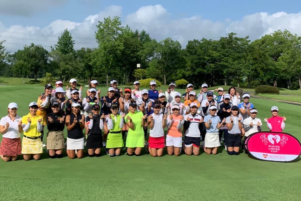 八巻セイラさんのインスタグラム写真 - (八巻セイラInstagram)「いつもお世話になってる @golf__thailand さん開催の試合に出させていただきました🏌🏼‍♀️ アンダー出さないといけないコースでチャンスに一個もつけずイーブンでした😂  17番は黒田カントリークラブさんと写真撮影🌟 ニアピンチャレンジは見事にグリーン外しました👏🏻 @golfnettv で配信ありますので是非見てください！ なんとかパーセーブ もっと余裕なゴルフしないとなー🙃 パターは最近裏切らないなー、本当にスパイダーと出会えたことに感謝してる💕  スコアは微妙やったけど@koshikumominami_official と楽しいラウンドできたからよかった😉can’t wait for our next round x  そういえばキャリーで誰かのドライバー足に当たりました🦵🏻かなり丈夫なので全然大丈夫です でも証拠写真のために一枚ぱちっと🤳🏻 次のゴルフタイランドさんの試合楽しみだな！またよろしくお願いします✨  #ゴルフタイランド #GolfThailand #ライジングレディースカップ #RisingLadiesCup #ゴルフ #golf #ライジングレディースオンコース #ゴルフ女子 #ゴルファー #トーナメント #ゴルフトーナメント #ゴルフネットtv #プロゴルファー #黒田カントリークラブ #キュンです #ボール当たった #証拠写真 #アンダーアーマーゴルフ #golflife #tournament #黒田カントリークラブ」8月11日 20時52分 - sarahyamakibranch