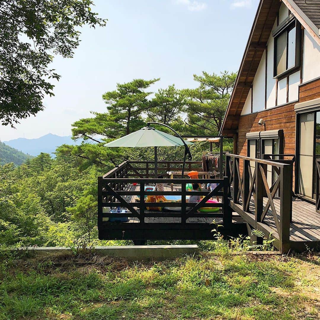 ムクリ［mukuri］さんのインスタグラム写真 - (ムクリ［mukuri］Instagram)「非日常の中にある楽しみとちいさな幸せ〜夏の山小屋暮らし（nico__cafeさん/あの人の暮らしが素敵な理由）﻿ ﻿ 8月も中盤に差し掛かり、皆さんはどんな夏休みをお過ごしでしょうか？﻿ ﻿ 今回ご紹介するのは山小屋で休日を過ごすsatoeriさんのお話。﻿ ﻿ 「そこでしかできない体験に目を向けて欲しい！」といった想いから山での暮らしにはゲーム機器の持ち込みをやめたと仰るsatoeriさん。﻿ ﻿ はじめは手持ち無沙汰だったお子さんたちも、自然の中で工夫したり触れ合ったり、色々なことを遊びながら学んでいるそうです。﻿ ﻿ 我が家のこどもたちも夏休みは放っておけばゲームにテレビ三昧...。中々お出かけもできない中で仕方ないと思いつつも他に何かないかなと模索する毎日です。﻿ ﻿ 山小屋で過ごす夏休みは日常では埋もれてしまうような楽しみや、幸せを逃さずに感じることができる非日常の時間。﻿ ﻿ 心穏やかな時間の流れがが伝わってくるような自然の中で過ごす夏休みの様子をぜひご覧くださいね♪﻿ ﻿ specialthanks﻿ @nico__cafe ・﻿ （編集：megu）﻿ ﻿ ▶詳細はプロフィールのURLよりご覧ください﻿ プロフィールはこちらから﻿ @mukuri_official ・﻿ ﻿ #山小屋 #夏休み #こどもと暮らす #こどものいる暮らし #別荘 #避暑地 #暮らし #暮らしを楽しむ #日々の暮らし #くらしの編集 #ムクリ﻿」8月11日 20時52分 - mukuri_official
