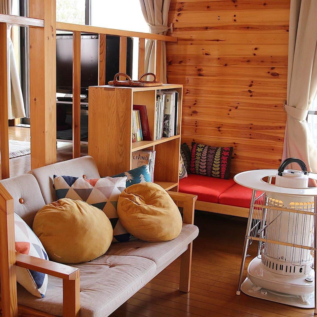 ムクリ［mukuri］さんのインスタグラム写真 - (ムクリ［mukuri］Instagram)「非日常の中にある楽しみとちいさな幸せ〜夏の山小屋暮らし（nico__cafeさん/あの人の暮らしが素敵な理由）﻿ ﻿ 8月も中盤に差し掛かり、皆さんはどんな夏休みをお過ごしでしょうか？﻿ ﻿ 今回ご紹介するのは山小屋で休日を過ごすsatoeriさんのお話。﻿ ﻿ 「そこでしかできない体験に目を向けて欲しい！」といった想いから山での暮らしにはゲーム機器の持ち込みをやめたと仰るsatoeriさん。﻿ ﻿ はじめは手持ち無沙汰だったお子さんたちも、自然の中で工夫したり触れ合ったり、色々なことを遊びながら学んでいるそうです。﻿ ﻿ 我が家のこどもたちも夏休みは放っておけばゲームにテレビ三昧...。中々お出かけもできない中で仕方ないと思いつつも他に何かないかなと模索する毎日です。﻿ ﻿ 山小屋で過ごす夏休みは日常では埋もれてしまうような楽しみや、幸せを逃さずに感じることができる非日常の時間。﻿ ﻿ 心穏やかな時間の流れがが伝わってくるような自然の中で過ごす夏休みの様子をぜひご覧くださいね♪﻿ ﻿ specialthanks﻿ @nico__cafe ・﻿ （編集：megu）﻿ ﻿ ▶詳細はプロフィールのURLよりご覧ください﻿ プロフィールはこちらから﻿ @mukuri_official ・﻿ ﻿ #山小屋 #夏休み #こどもと暮らす #こどものいる暮らし #別荘 #避暑地 #暮らし #暮らしを楽しむ #日々の暮らし #くらしの編集 #ムクリ﻿」8月11日 20時52分 - mukuri_official