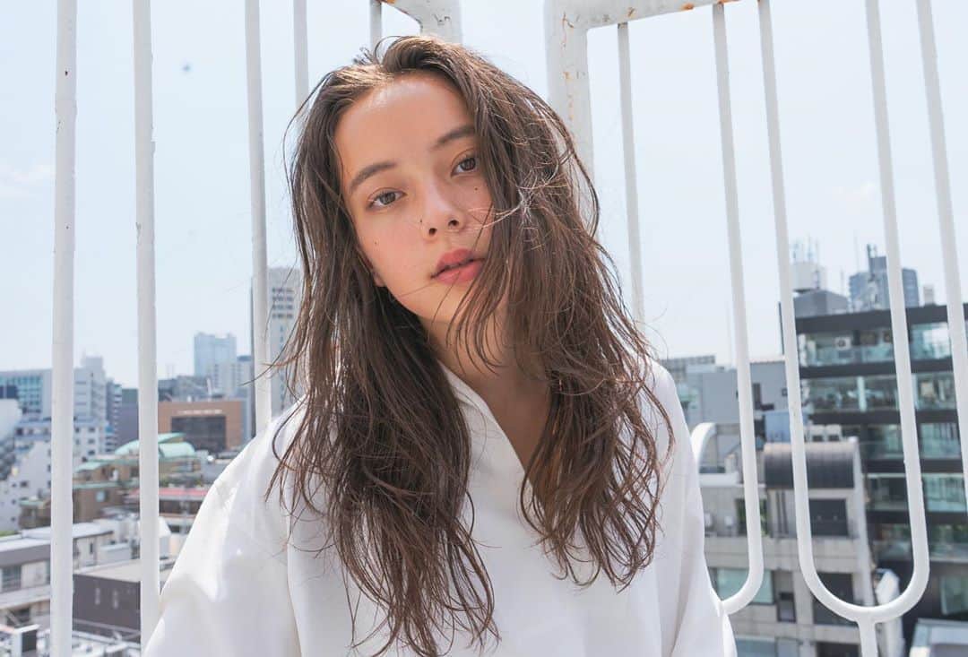 カワシリアツシのインスタグラム：「重めに飽きたら、 顔周りにレイヤーを入れて、 動きがある感じも可愛い👌 夏は暑いから、少し軽めもオススメ◎」