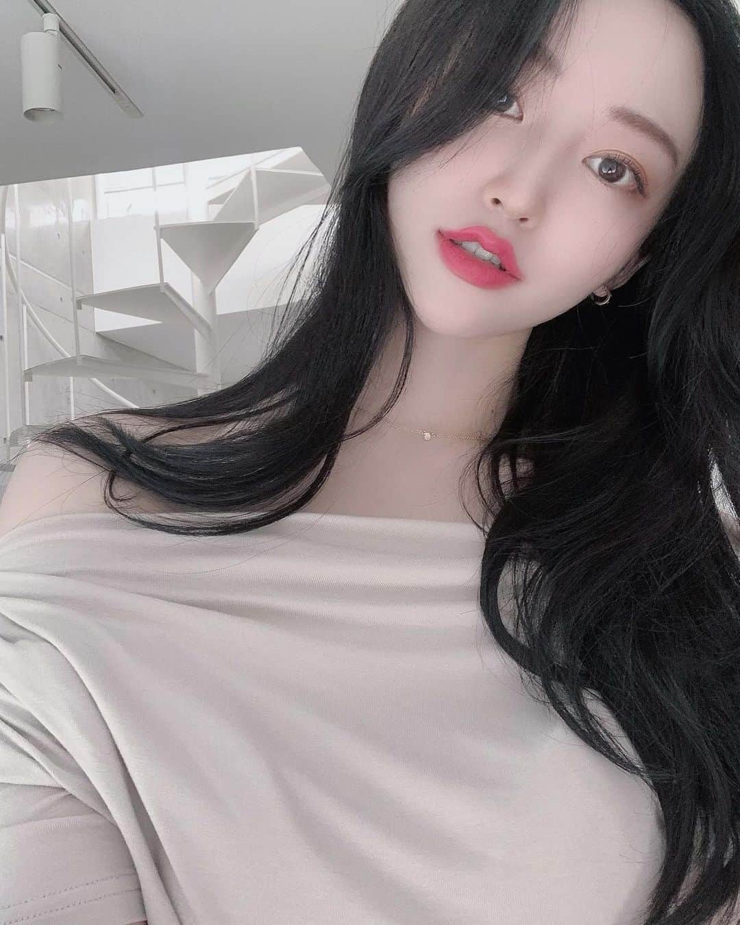 natsu_772のインスタグラム：「毎日暑すぎる😭 水分たくさん取って熱中症気をつけてくださいね♡ . @selectclinic でお久しぶりの ハイフを受けてきました✨ ぽろぽろ泣きながら痛みに耐えた 甲斐があってフェイスラインが 劇的にスッキリ💕 . 私は自分的にULTRAcel 2と相性が良くて このハイフなしでは生きていけません🥺 . @asucat524  キャットさん🐈 ありがとうございました☺︎ . リップは安定の @euyira_jp @euyira 💄♡ . #ootd#오오티디#selectclinic#hifu #医療ハイフ#ハイフ#リフトUP #ウルトラセル2#ultracel#美容皮膚科#美容 #hair#makeup」