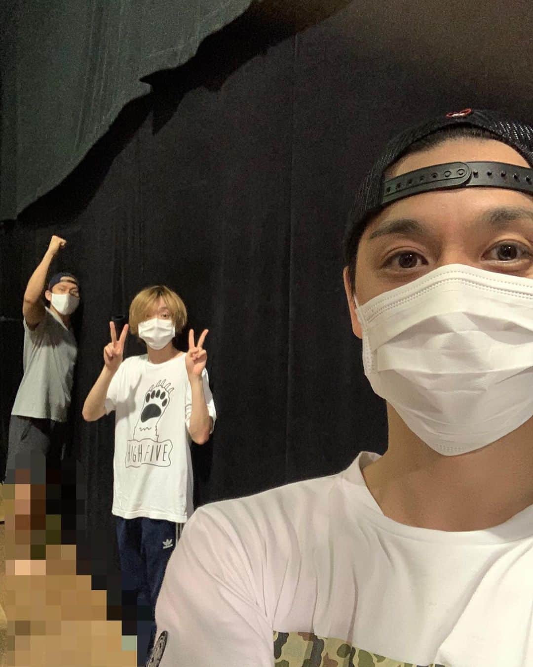 小柳心のインスタグラム：「距離をとりながらの写真に早く慣れたい今日この頃です。 縦で距離とったら私超ちゃいちー。  良い関係性で進んでいます。 日進月歩。もっと高いところからの景色をお届けしたいです。  歴史上の人物限定の大演練ないのかな？  #刀剣乱舞 #幕末天狼伝 #新撰組」