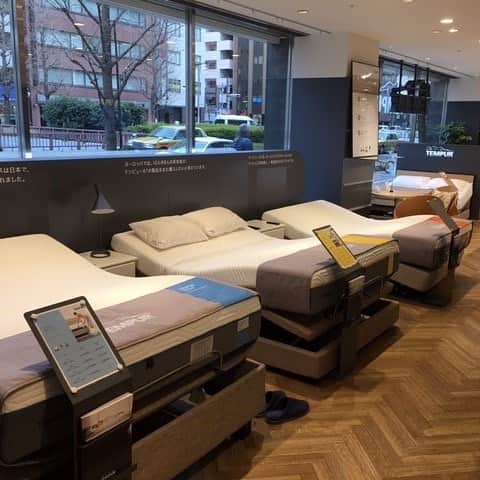 テンピュールジャパンさんのインスタグラム写真 - (テンピュールジャパンInstagram)「日本で唯一テンピュール®の全製品がそろうのが、直営のショールームです。 マットレス、ベッド、ピローの組み合わせは、6,000通り以上！ お一人お一人にぴったりな寝ごこちをご提案します。 どうぞお気軽に遊びにいらしてください。  銀座ショールーム  全てのカタログマットレスの寝ごこちが試せる関東唯一の店舗。 睡眠テクノロジーのパイオニアがお客様のニーズに合った「パーフェクトな一品」を 提案することをストアコンセプトとしております。  テンピュール® 製品をフルラインナップで取り揃え、その中からテンピュール® 眠りコンサルタントの 資格を持った専門のスタッフが悩みの眠りに応じた「パーフェクトな一品」を ご提案させていただきます。  銀座の喧騒から少し離れた落ち着いたショールームで心行くまでテンピュール® 製品をご体感くださいませ。  @tempurjapan  #テンピュール #マットレス生活 #マットレスベッド #アウトレット #pillowchallenge #寝具 #おしゃれさんと繋がりたい #テンピュール枕 #テンピュールマットレス #テンピュールの枕 #テンピュールベッド  #フォローミー  #宇宙好きな人と繋がりたい #キャンペーン企画 #熟睡 #睡眠美容 #寝室  #美容好きな人と繋がりたい #安眠 #宇宙 #寝具ブランド #寝具は大事 #ベッド #安眠効果 #睡眠改善  #ステイホームがんばろう #インスタグラムキャンペーン #おうち時間  #抗菌 #冷感」8月11日 20時48分 - tempurjapan