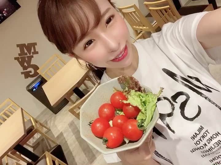 ちゃんうさのインスタグラム：「🍅🍅🍅  Love♡  今週も毎日います🐰🐰🐰 #ミュゼルバミナミ #ミナミキャバクラ #ニュークラブ #ホステス #キャバ嬢」