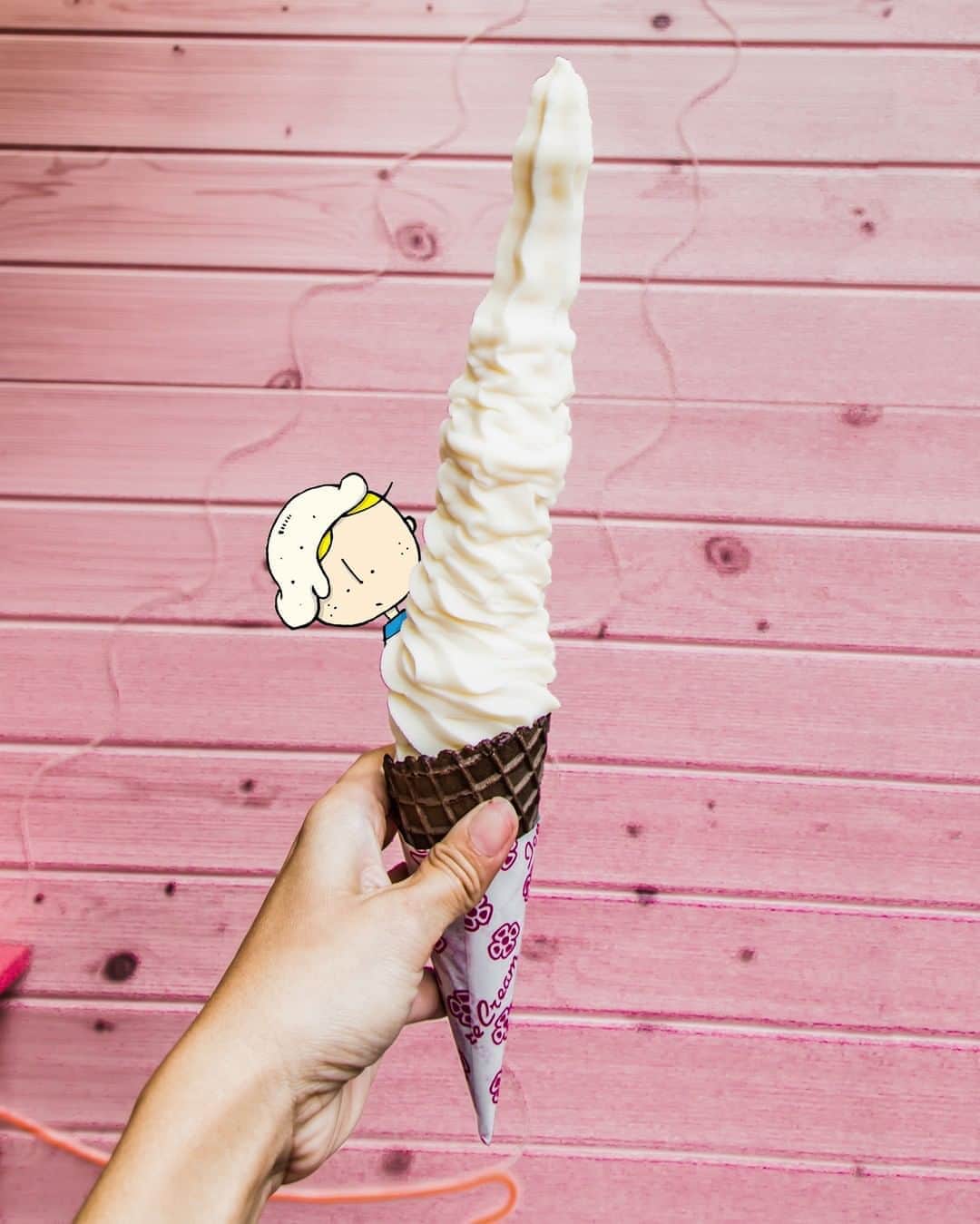 Osaka Bob（大阪観光局公式キャラクター）さんのインスタグラム写真 - (Osaka Bob（大阪観光局公式キャラクター）Instagram)「The longest ice cream in Japan?!? Challenge accepted💪 ⠀⠀⠀⠀⠀ 日本一長い！？アメ村の「Long Softcream」でながーいソフトクリームに挑戦🍦！溶ける前に食べなきゃ😆 ⠀⠀⠀⠀⠀ ————————————————————— #maido #withOsakaBob #OSAKA #osakatrip #japan #nihon #OsakaJapan #大坂 #오사카 #大阪 #Оsака #Осака #โอซาก้า #Americamura #osakafoodie #アメリカ村 #アメ村カフェ #フォトジェニック #映えスイーツ」8月11日 21時00分 - maido_osaka_bob