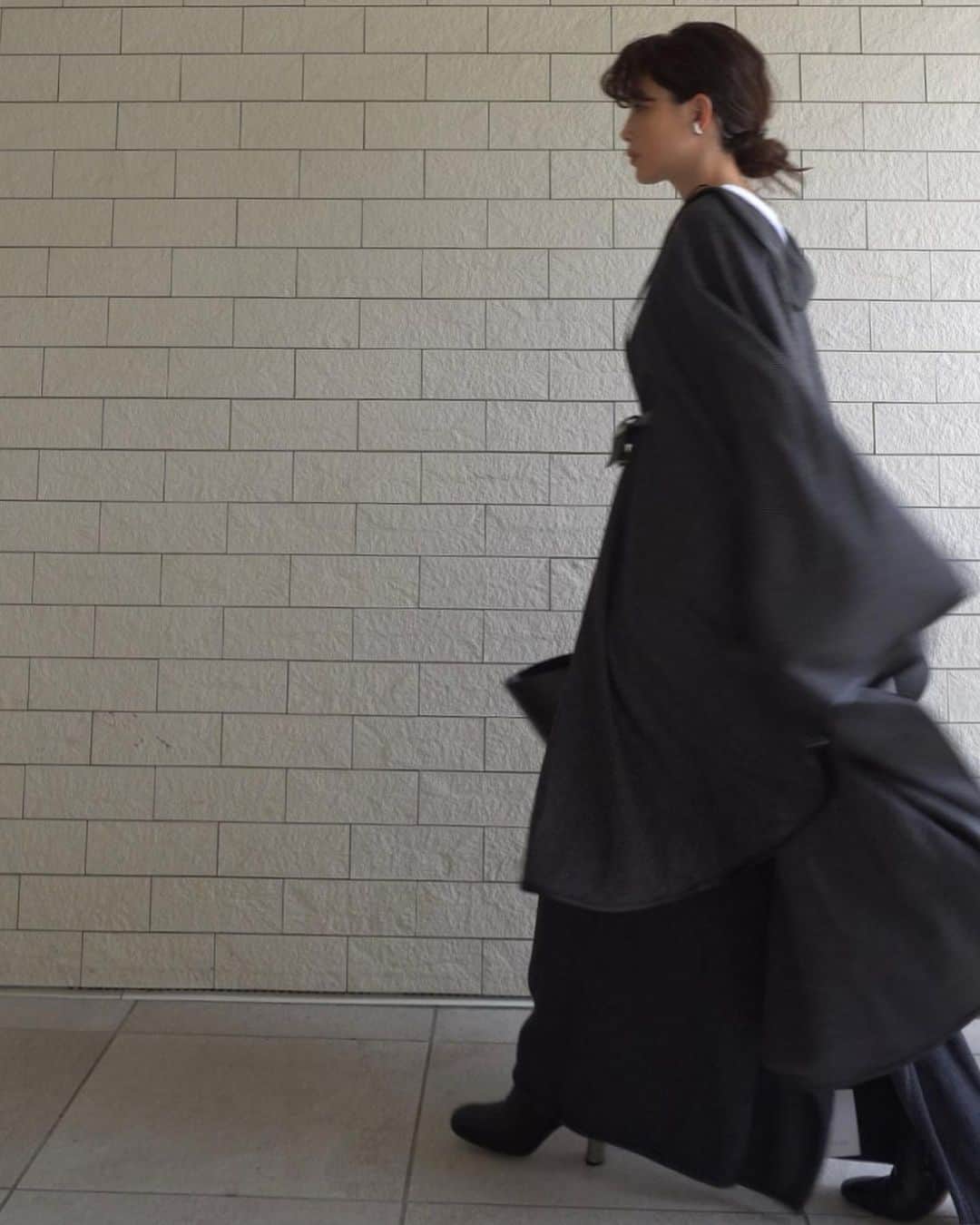 JUNNAのインスタグラム：「気分...🍂  @etretokyo 8月13日発売の秋服  はぁ。  これもスキ。  #パイピングヘリンボーンポンチョ  今週は素敵なベルトも多数入荷します✨  ・ ・ 【新作発売スケジュール】 📌ETRÉ TOKYO  毎週木曜日19:00 📌ZOZOTOWN  毎週金曜12:00 📌ELLESHOP  毎週土曜8:30  インスタライブ毎週木曜日18:00 @etretokyo アカウント  #秋#秋服#2020ETRE_AW#etretokyo#156cm」