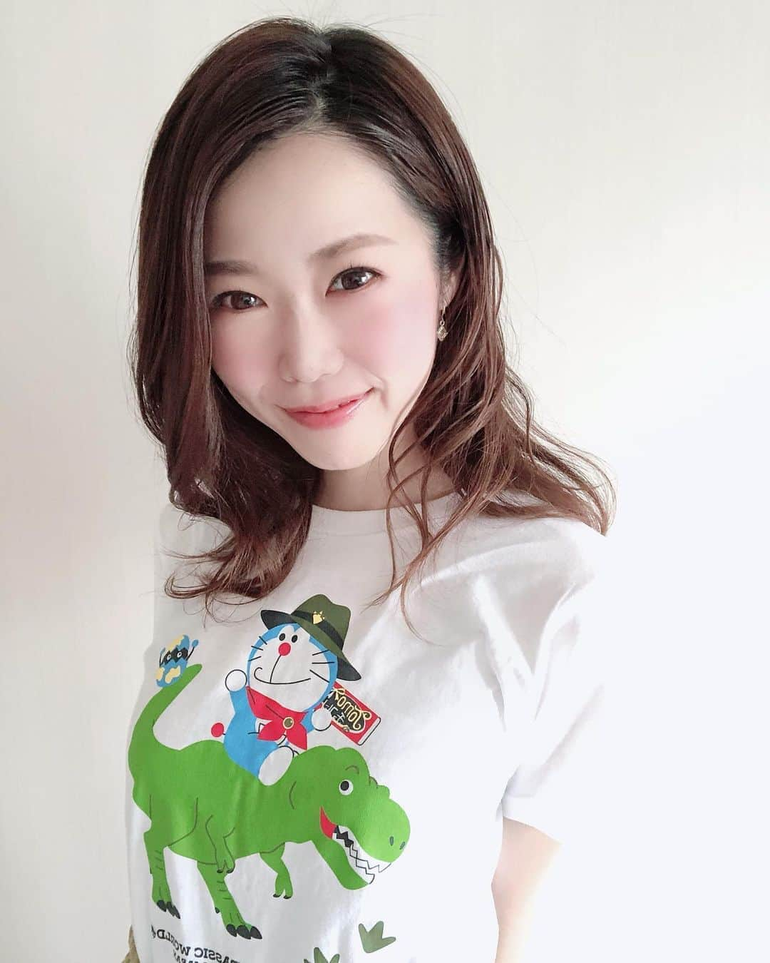 じゅみさんのインスタグラム写真 - (じゅみInstagram)「🎬 ドラえもんTシャツ着て映画day 🦖﻿ ﻿ ﻿ 大人になっても﻿ 変わらず大好きなドラえもん ✨﻿ ﻿ ﻿ 春の公開が延期になって﻿ ずーっと心待ちにしてた映画に﻿ 行ってきました🎥💓﻿ ﻿ ﻿ 今年の映画は恐竜ストーリーやし﻿ 恐竜オタとしてはより一層見逃せない🦕﻿ ﻿ ﻿ 今年の映画Tシャツ着用で行ったら、﻿ 色んな人に二度見された🤣🤣﻿ (あいつ、どんだけガチやねん…みたいな目👀)﻿ ﻿ ﻿ ちなみにTシャツはusjで購入したよ😉🌈﻿ ﻿ ﻿ 今年も大きな感動とともに﻿ とんでもない号泣をしてきました😂﻿ ﻿ 泣いて笑って感動して﻿ ワクワクドキドキして﻿ 最高の時間でした⏰💛﻿ ﻿ ﻿ #ドラえもん #ドラえもん好き﻿ #恐竜　#化石　#恐竜好き﻿ #usj #usjグッズ #映画﻿ #映画ドラえもん　 #ドラえもんグッズ #ドラえもん50周年 #オタク女子」8月11日 20時54分 - jumy_as