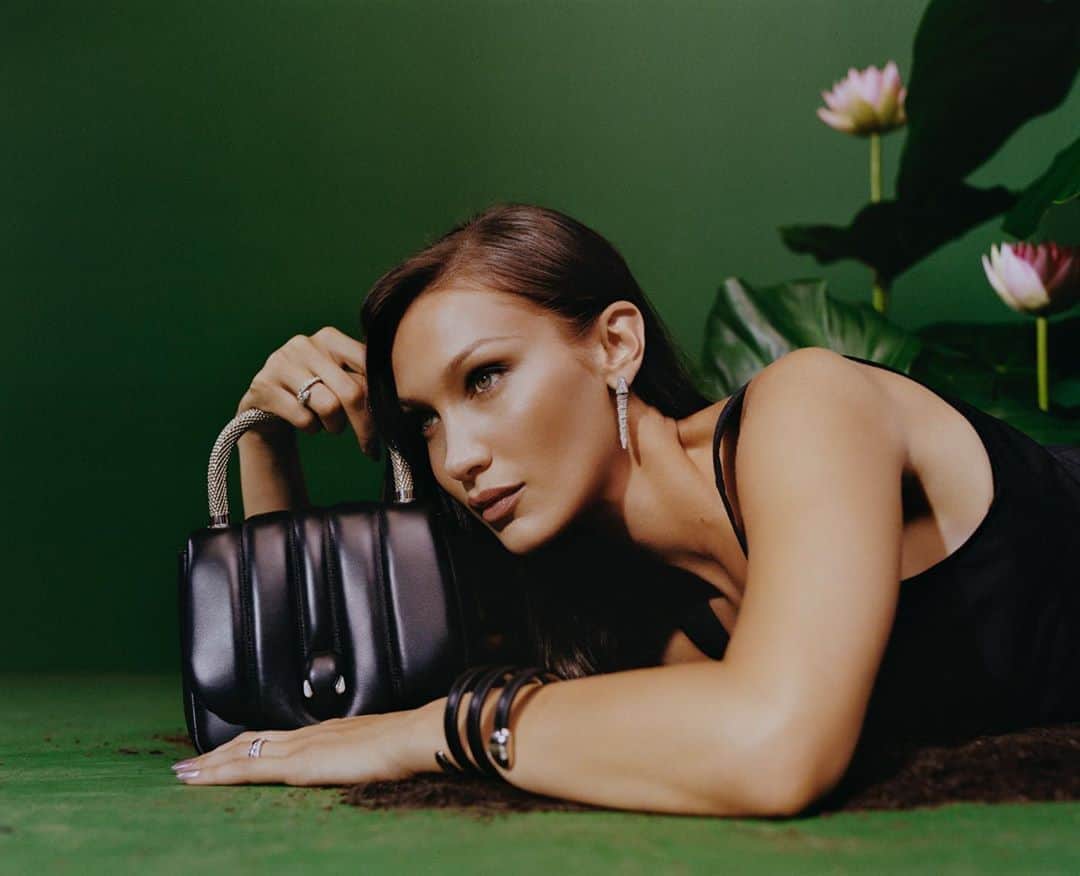 V Magazineさんのインスタグラム写真 - (V MagazineInstagram)「Italian luxury brand @bulgari is coming to us with a new collaborative capsule. Seen here on supermodel @bellahadid, the collection dubbed “Serpenti Through the Eyes of Ambush” features a range of limited-edition handbags and accessories, produced in partnership with @yoon_ambush—the brilliant woman at the forefront of a new wave of female designers and founder of Tokyo based label @ambush_official. With this new collaboration, Yoon challenged herself while interpreting the bold and contemporary character of Serpenti, as she explains how “Snakes are wondrous and fascinating creatures of nature, but with Bulgari, they also became a symbol of glamour in constant evolution. It’s natural beauty-meets-human creation, all guided by a contemporary aesthetic.” 🐍  Head to the link in bio to discover the full collection & stay tuned this fall to see Bulgari’s latest collaboration on one of music’s rising stars in our September issue! 😉 — Brand: @bulgari Guest Designer: @yoon_ambush Model: @bellahadid (@imgmodels)」8月11日 20時55分 - vmagazine