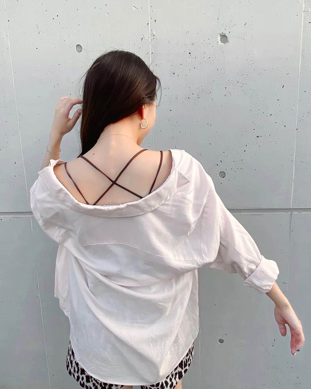 大野真昂のインスタグラム：「☺︎ ・ 背中が可愛いキャミ💕 （肩幅広い） ・ パッド付きだから 背中がっつり空いてるトップスの インナーとして着ても可愛い👍🏻 ・ 夏のマストアイテム😋🤍 ・ #夏コーデ #キャミソール #beep #シャツコーデ #snidel」