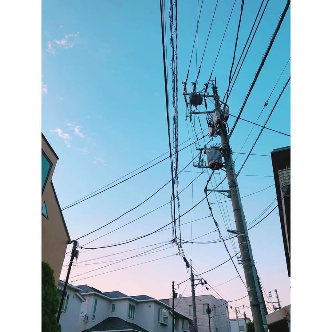 のインスタグラム：「あの日々を、もう一度 . もう一度っていうよりは . 新たに、だけど . あの日々に . メンタルとフィジカルと声を帰して . ああ、なんだか、恋しくなって . 喉の奥がきゅってなった . 声が . 叶わぬ願いを . 成就させてくれた。 . 声って、財産、だなぁ。 . みんなに楽しんでもらえますように。 . あと少しで届きはじめそうな予感です。 . #今日の青 #今日の空 #今日の仕事」