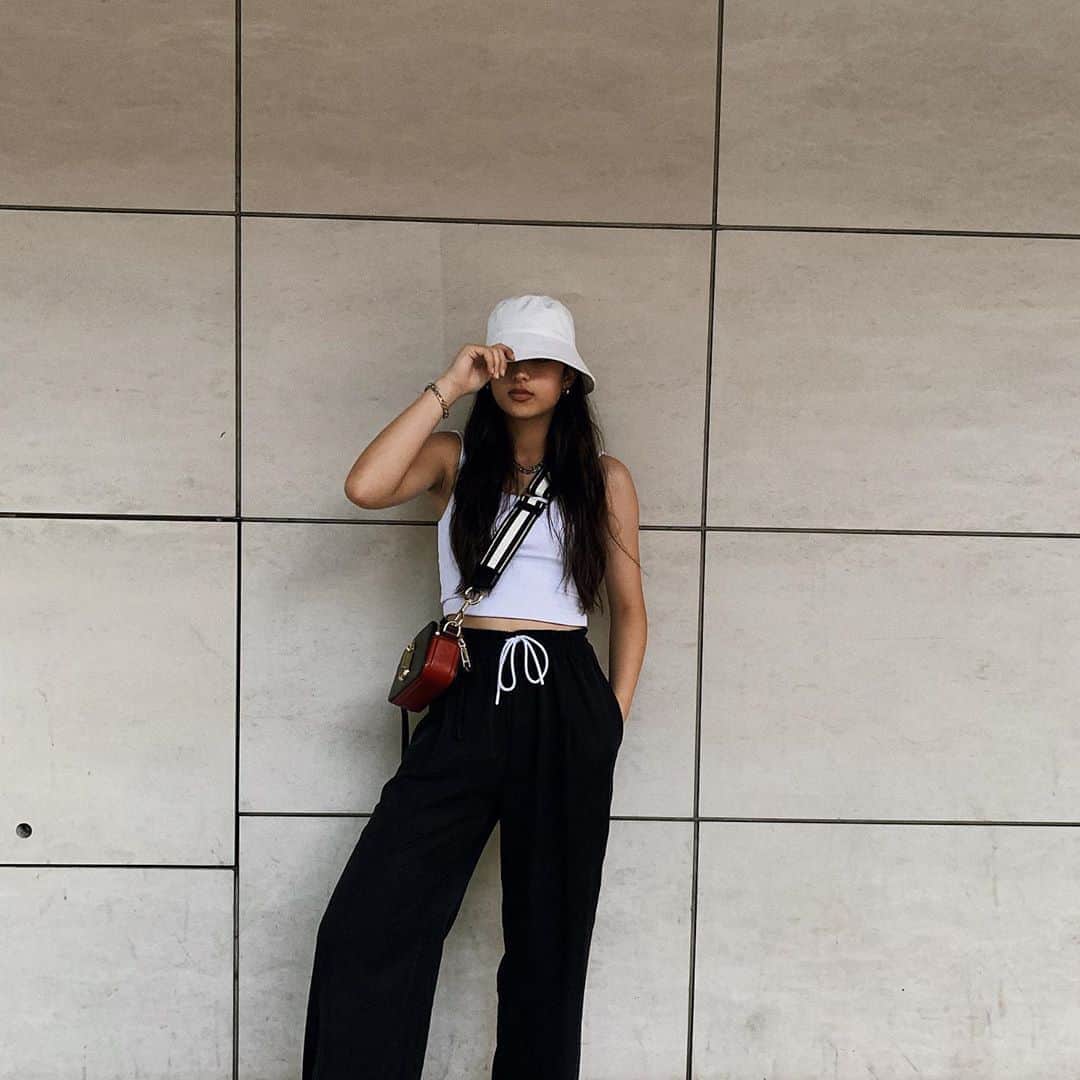 のインスタグラム：「モノトーンは安定😂」