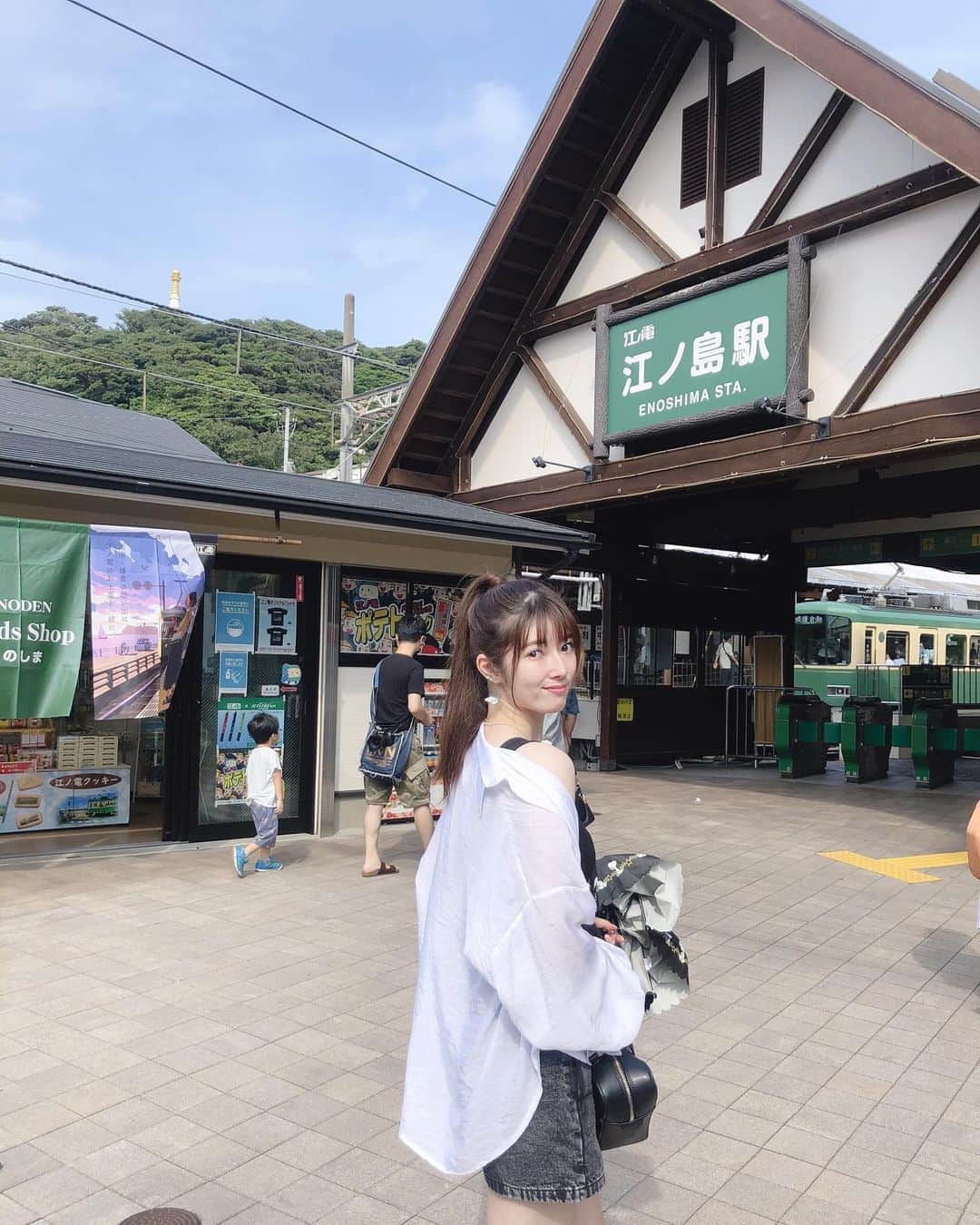 日下部美愛のインスタグラム：「最近載せてる写真は江ノ島の写真🏝  (言わなくてもわかるだろうと思って書いてなかったけど、写真撮る時だけマスク外してます マスクどうのこうの〜のコメントがきたので一応書きますが、当たり前のことなので今まで書いてなかっただけです😷)  #江ノ島 #summer #photo #japan #model #me #hair #code #fashion #makeup #selfie #followme #instagood #camera #instadaily #dailylook #韓国コーデ #한국 #맞팔 #사진 #데일리 #데일리룩 #인스타사진 #인스타그램 #일본인 #패션」
