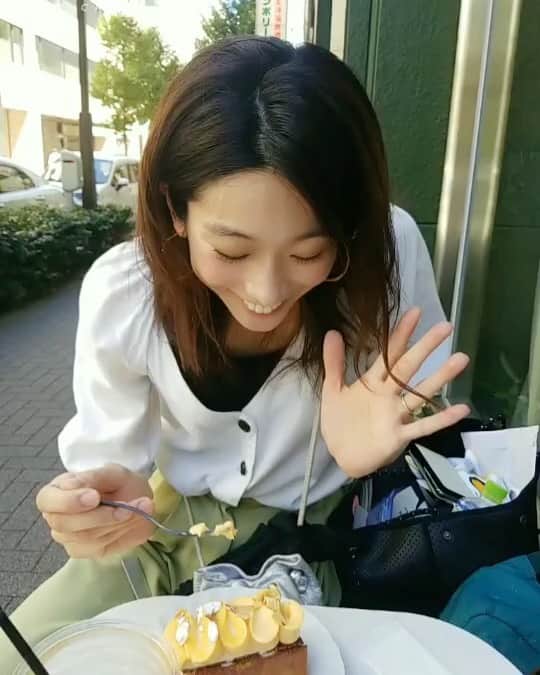 佐藤飛鳥のインスタグラム：「無駄な動きが多くて肝心なことは言わない0点食レポ でも、パパパティシエのケーキは100点満点だよ‼️ #バニラのミルフィーユ#ease#パティスリーイーズ#サクサクミルフィーユ#3密避けてお外のベンチでもぜひ#暑いけど‼️#食レポ」