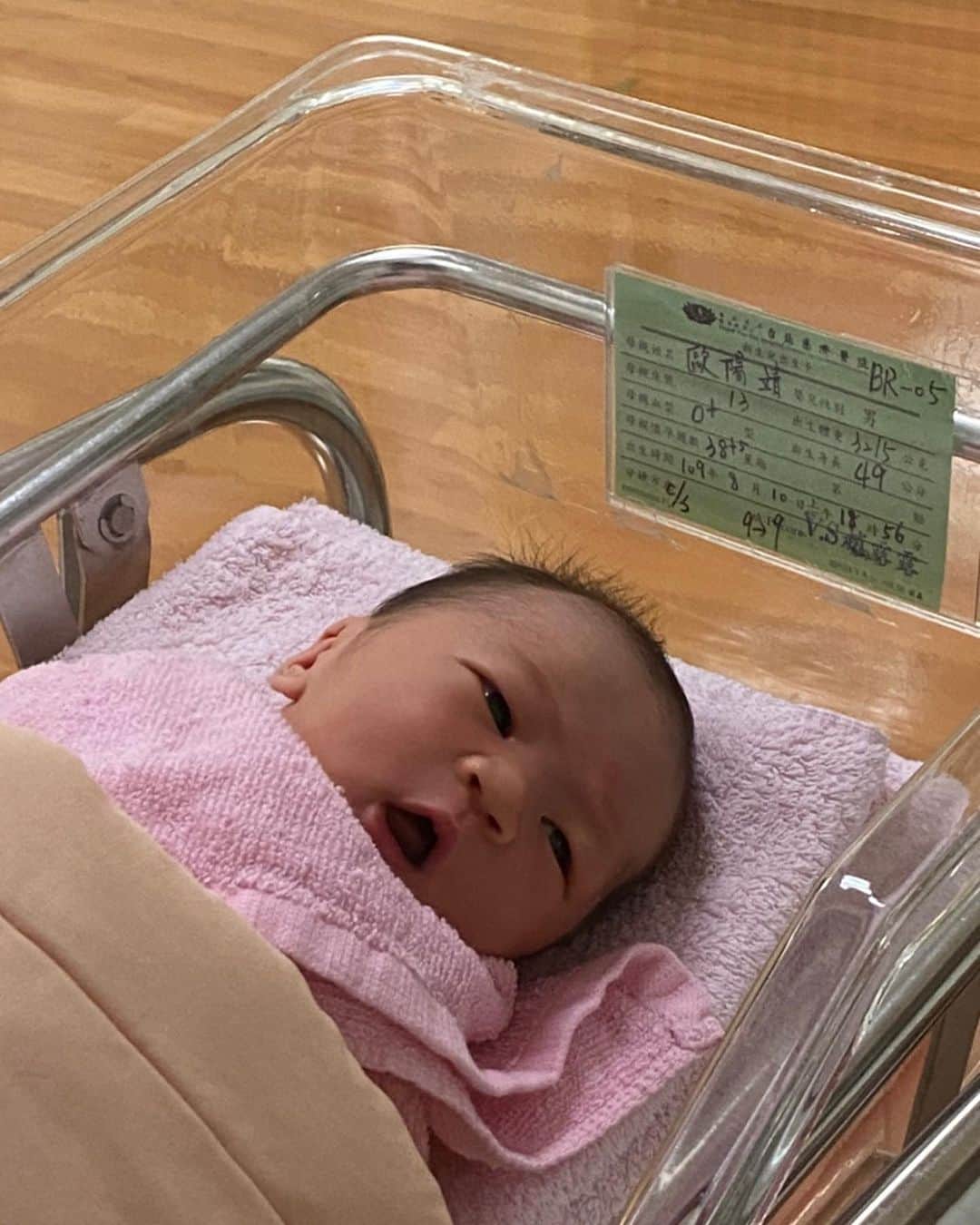 R̸K̸さんのインスタグラム写真 - (R̸K̸Instagram)「A 3200g baby boy was born in Taiwan yesterday. We named him “Shin”. Mother and boy really worked hard while I stayed at Japan Because of the COVID-19. To my baby Shin: Thank you for being born! To my wife Gin: Thank you for giving birth to him.  ・ 就在昨天，一個重3200g的男嬰出生在台灣。 我們將他命名為「新」。 我因為新冠病毒而不能飛去台灣陪伴在母子身邊， 因此要在此感謝他們。 謝謝「小新」，感謝你的出生。 謝謝妻子，感謝你生出如此可愛的寶寶。 ・ とりま産まれました。 ・ #welcometo the world」8月11日 21時00分 - rkrkrk