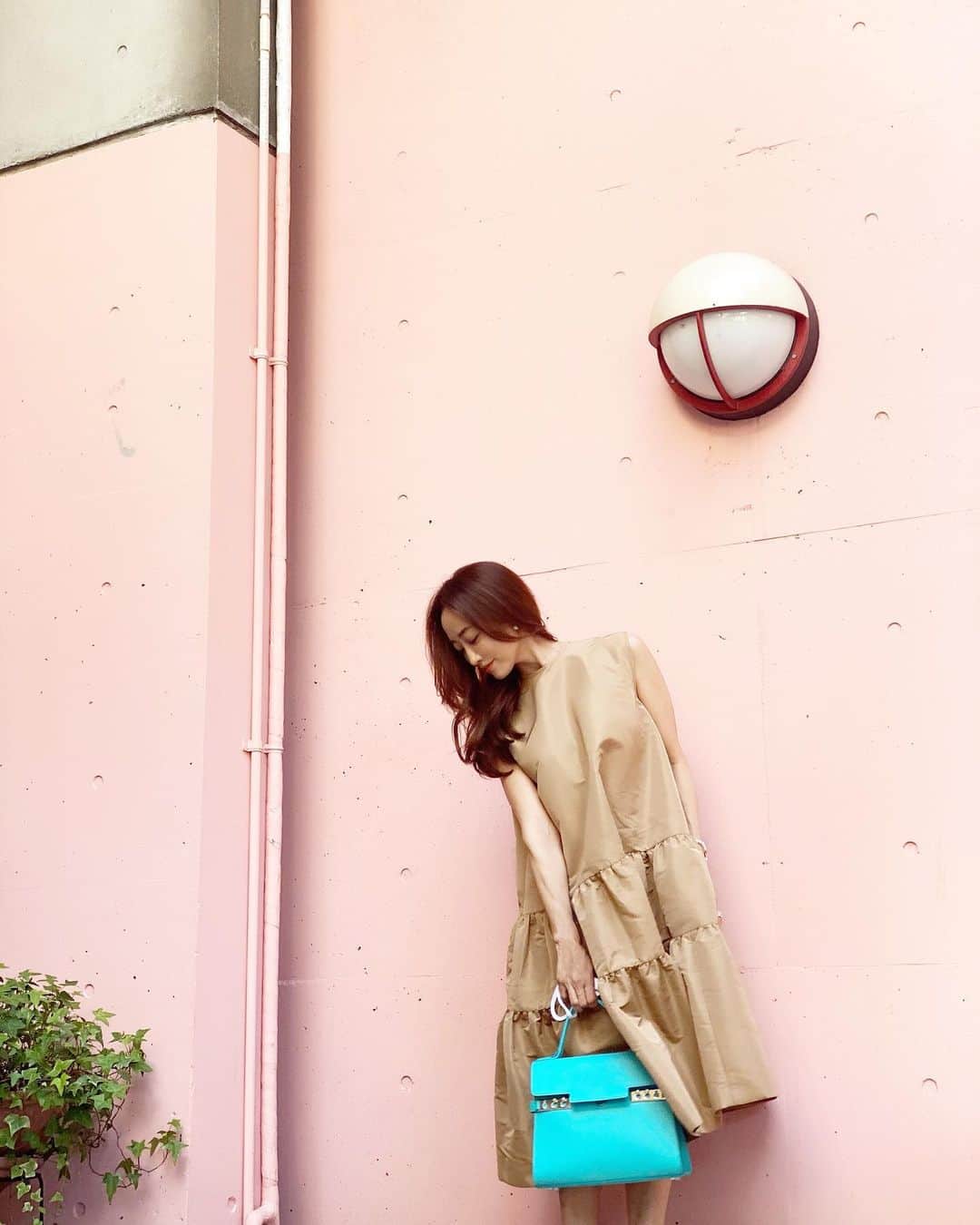 神崎恵さんのインスタグラム写真 - (神崎恵Instagram)「今日の１本目は美人百花の特集、連載、動画の撮影。 私服は美人百花の雰囲気に合わせて、甘さのある服で。 ふわふわ甘めの服は、ヘアメイクと小物でバランスをとるようにしています。 今日も１日お疲れ様でした🌈  リップはブラウン。チークはなし。 ワンピース　#rochas」8月11日 21時02分 - megumi_kanzaki