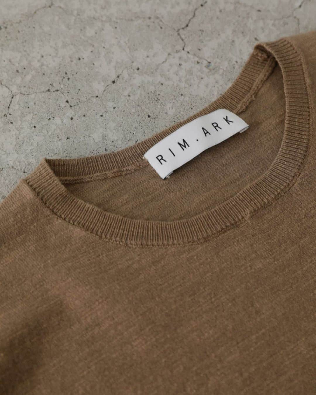 RIM.ARK（リムアーク）さんのインスタグラム写真 - (RIM.ARK（リムアーク）Instagram)「RIM.ARK SUMMER COLLECTION﻿ ____ ﻿ ㅤㅤㅤㅤㅤㅤㅤㅤㅤㅤㅤㅤㅤ﻿ Compact melange knit T／SH﻿ ¥8,800 (taxin)﻿ ﻿ ふんわりと肌触りの良い素材とニュアンスのあるカラー展開がスタイリングに雰囲気を与えてくれるCompact melange knit T/SH。コンパクトなサイズ感はアウターインにも最適です。　﻿ ﻿ ____ㅤㅤㅤㅤㅤㅤㅤㅤㅤㅤㅤㅤㅤ﻿ ㅤㅤㅤㅤㅤㅤㅤㅤㅤㅤㅤㅤㅤ﻿ RIM.ARK各店、RIM.ARK ONLINE STORE、SHEL'TTER WEB STOREにて発売中。﻿ ﻿ ____﻿ ㅤㅤㅤㅤㅤㅤㅤㅤㅤㅤㅤㅤㅤ﻿ #RIMARK#リムアーク﻿ #2020SSRIMARK﻿ #RIMARK_CompactmelangeknitTSH」8月11日 21時03分 - rim.ark