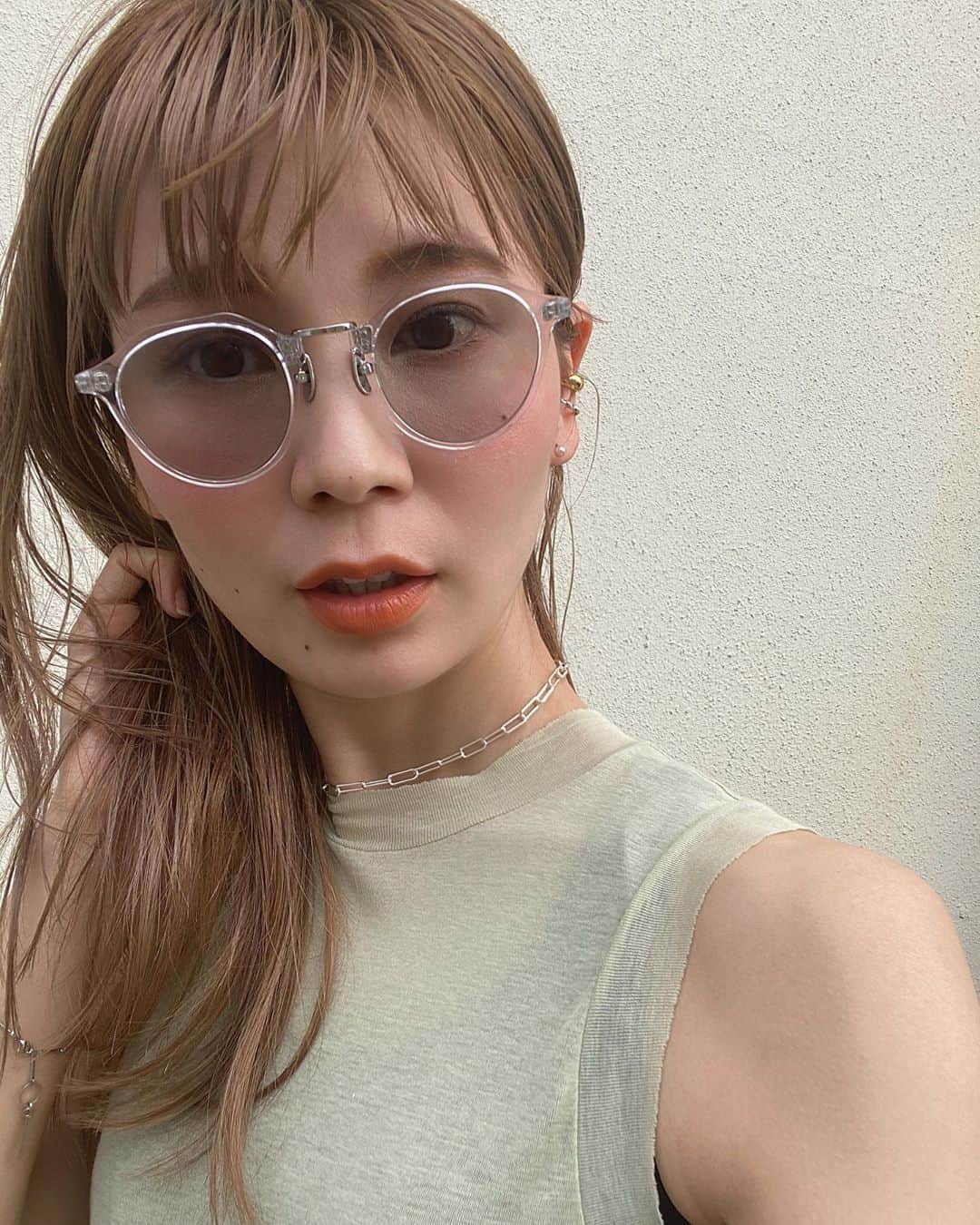 松田 美奈子のインスタグラム：「tanktopのグリーンに合わせて、 クリア🕶サングラスのレンズもグリーンで🧚‍♂️🧚‍♂️ 最近グリーンが気になります🌿 . 透けタンクの下は今日仕事終わりのトレーニングのため、ユニクロのスポーツインナー着ています🏃‍♀️ .  tank... @auralee_tokyo  🕶... @a.d.s.r._official  acc... @yurika_akutsu  earcuff... @_soon.acce  . . @merci__jp でのサングラスpop up は8/16日までです♡ . . #adsr#サングラス#sunglasses #sunglass #sunglassesfashion #auralee #オーラリー#uniqlo#ユニクロ#タンクトップ #tanktop」