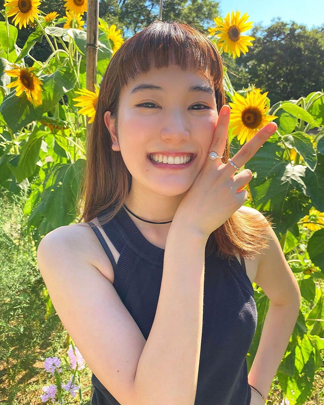 由利華さんのインスタグラム写真 - (由利華Instagram)「🌻ご報告🌻  ﻿ 実はこないだ、 約2年半続けた歯の矯正が取れました〜🌻﻿ 嬉しすぎる毎日👭👭✨﻿ ということで、矯正取れた私もまたよろしくお願いしまする🙏﻿ ﻿ そした今日はとある撮影をしてきた✌️﻿ めっちゃ夏日和✌️﻿ ﻿ 今月も来月も配信やらYouTubeやら﻿ 楽しいこと考えてるので﻿ 楽しみにしててほしいな~🥳﻿ ﻿ ﻿ #由利華」8月11日 21時06分 - yurippe0804