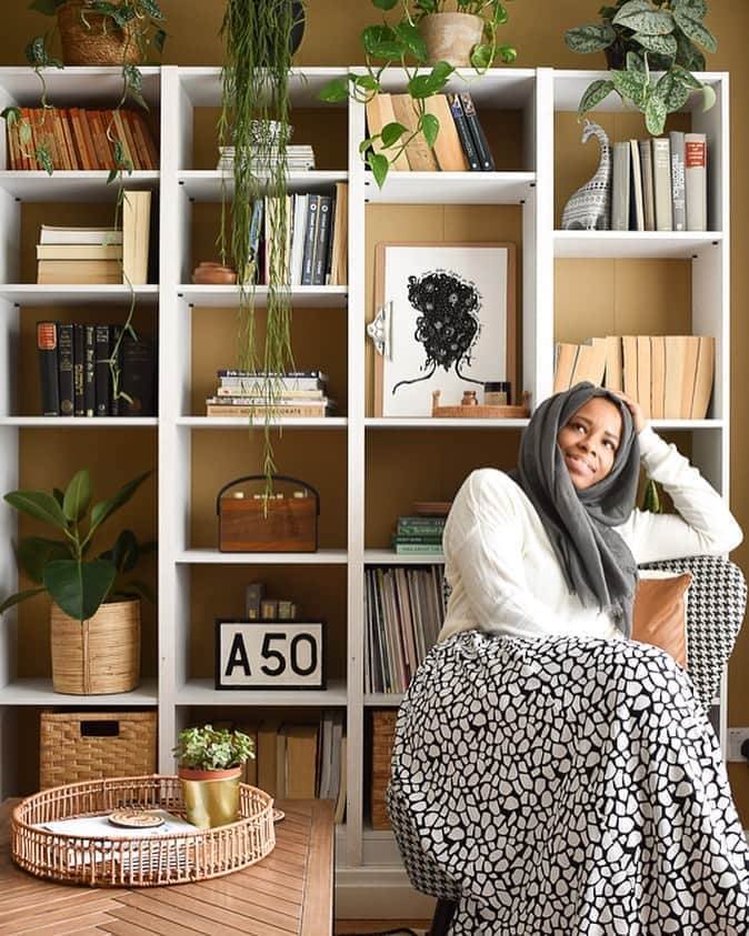 Grace Bonneyのインスタグラム：「Hi everyone... it’s Medina here from @grillodesigns! 👋🏾 How are you all? I guess you could say this is the second part of my takeover - (check out the highlights for my previous takeover!) I’m really excited to be here with you all again! 😊  For today’s takeover,  I want to focus on creative wall decor ideas! I talk a lot about the power of styling through accessories on my own page (especially if you are renting and may have certain restrictions in place) and my never ending love for feature walls. I’ll be sharing a few ideas on stories later today. I hope you can join me!   . .」