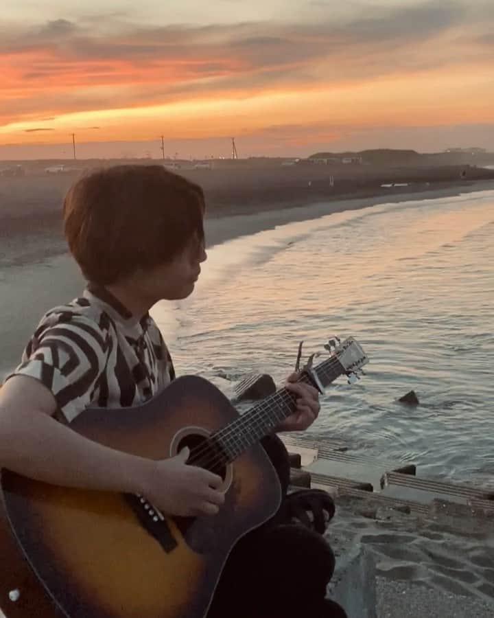 鈴木聖七のインスタグラム：「海と夕陽が呼んでました。 ・ ・ また逢う日まで - 平井 大  ・ #また逢う日まで #平井大 #海 #夕陽 #快適な睡眠をあなたにプレゼント #鈴木鈴木」