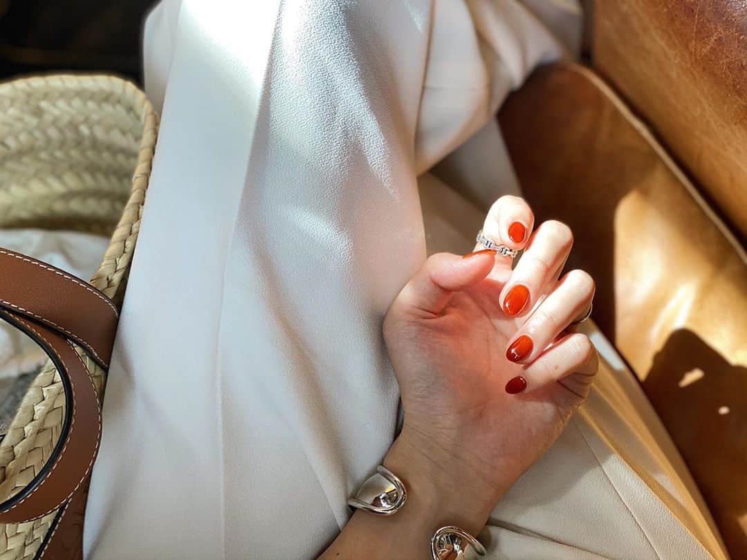 美生のインスタグラム：「#nail﻿ ﻿ 夏らしくも﻿ 秋らしくもある﻿ オレンジとブラウンの 絶妙なカラーに🌰🍊﻿  ﻿ ﻿ @shoko.akazawa さん ありがとうございます♡♡🥰﻿ ﻿ ﻿ ﻿ ﻿」
